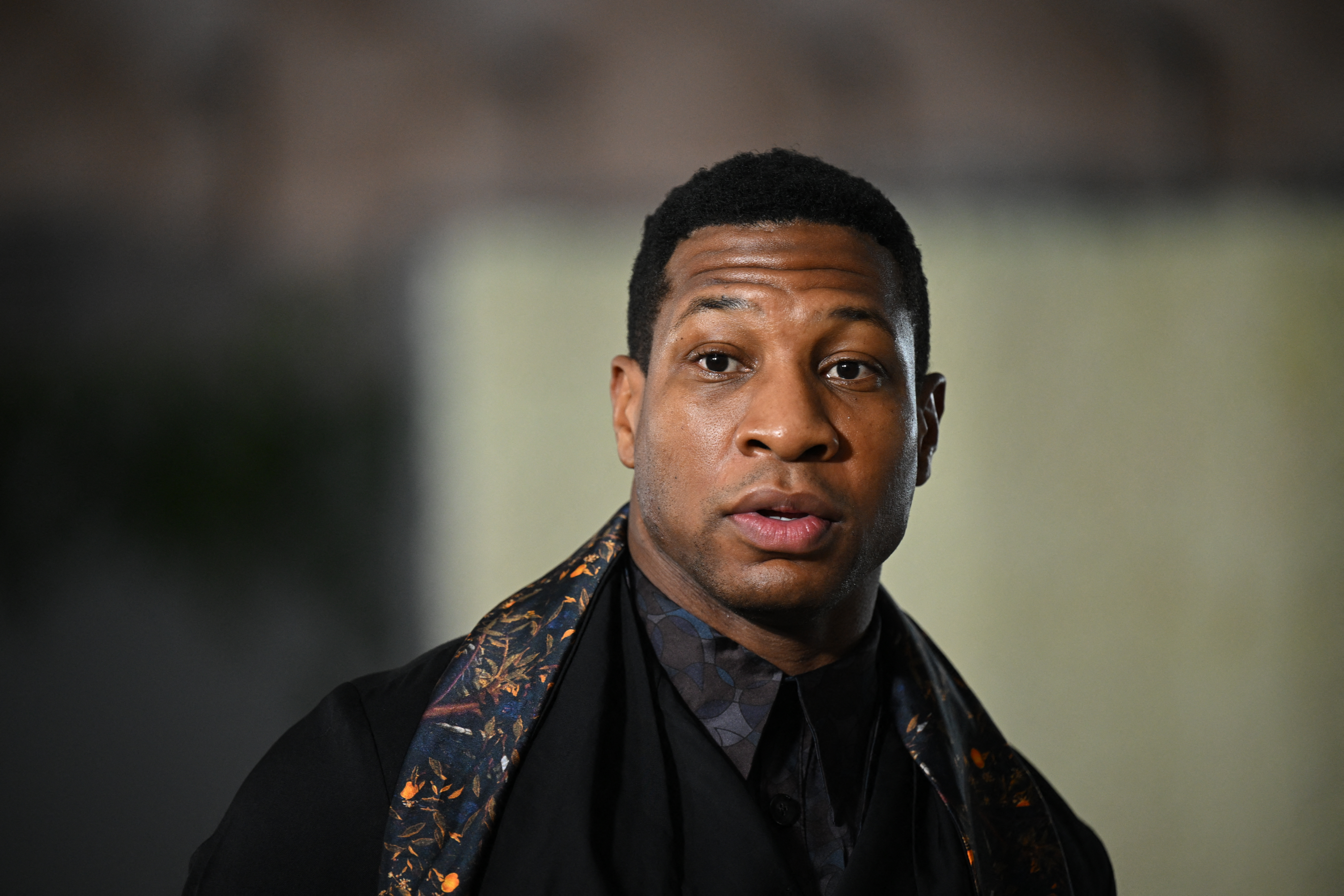 Jonathan Majors fue declarado culpable de dos cargos en juicio por agresión y acoso. (Foto: Robyn Beck / AFP)
