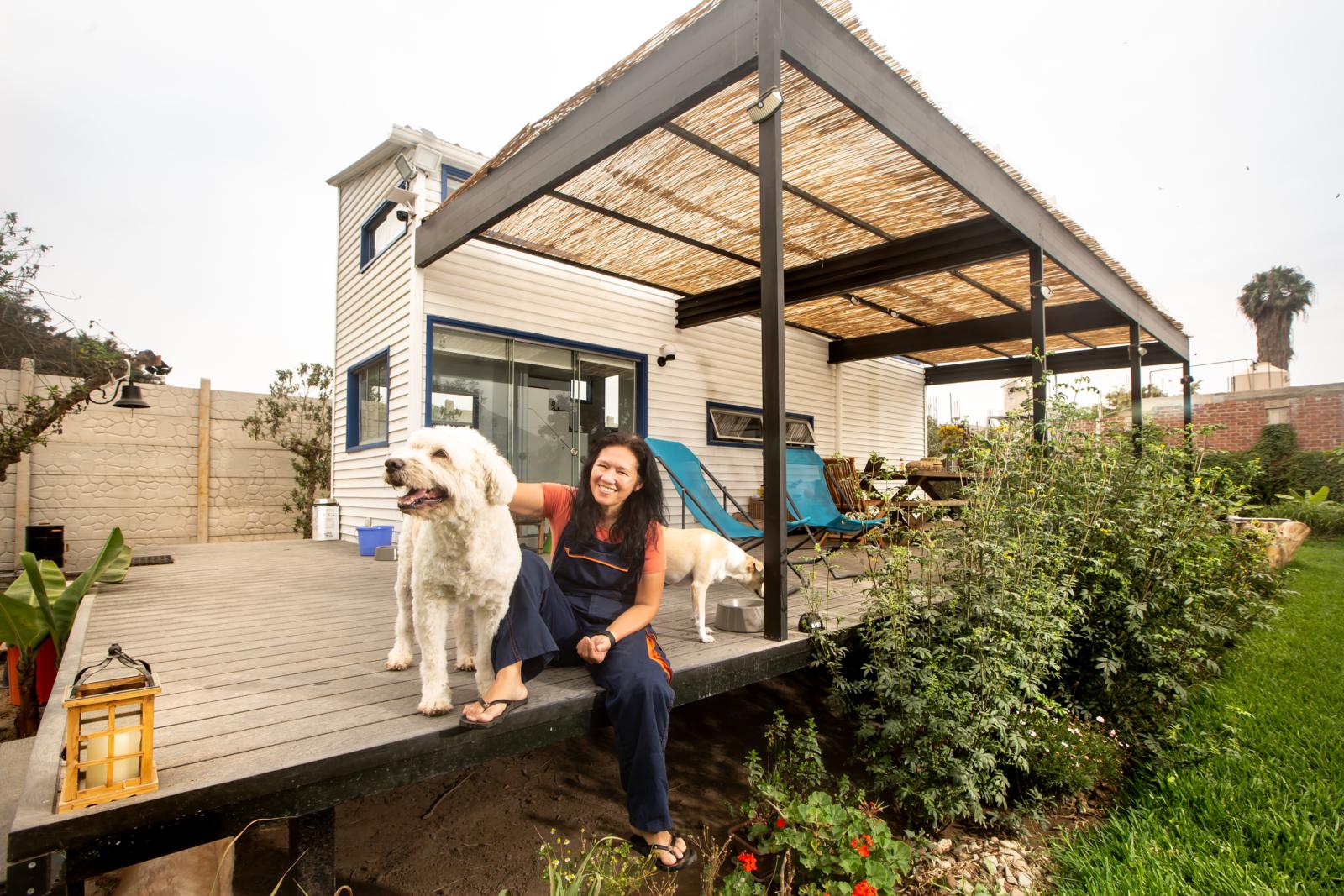 Patricia Ayón vive en una tiny house con su esposo y sus dos perros, en Pachacamac, desde julio del 2021. (Foto: Karen Zárate)