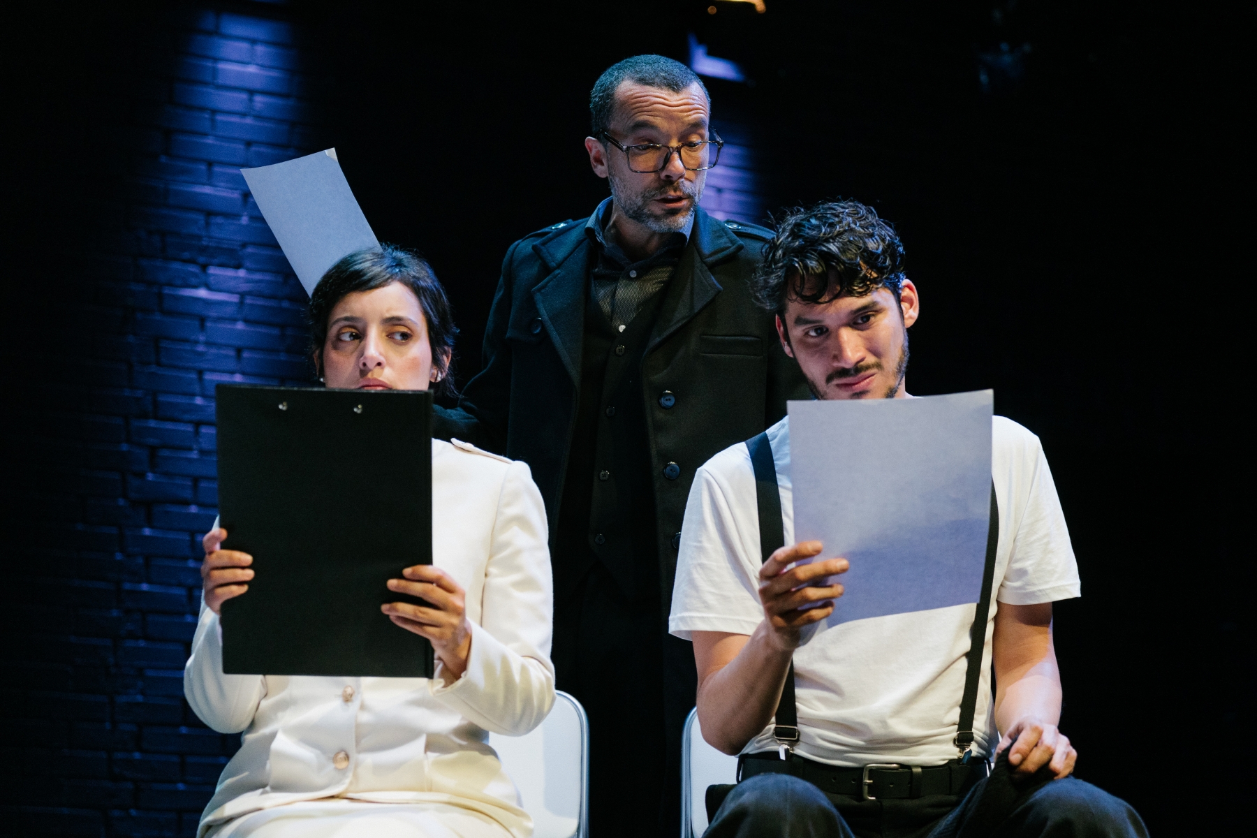Rodrigo Palacios, Renato Rueda y Daniela Trucíos en una escena de "Un espejo", de Sam Holcroft. Dirige Wendy Vásquez.
