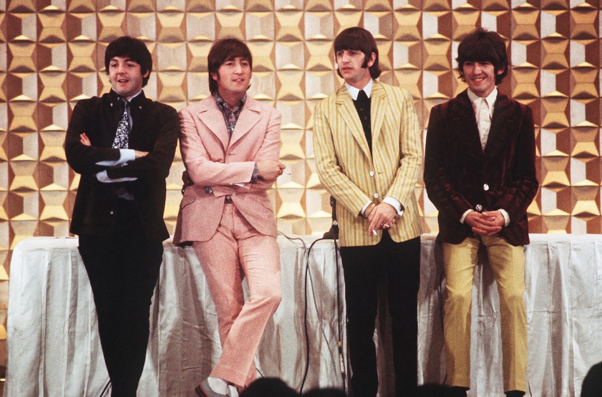 De izquierda a derecha aparecen Paul McCartney, John Lennon, Ringo Starr y George Harrison durante una conferencia de prensa en Tokio. (Foto: JIJI PRESS / AFP)