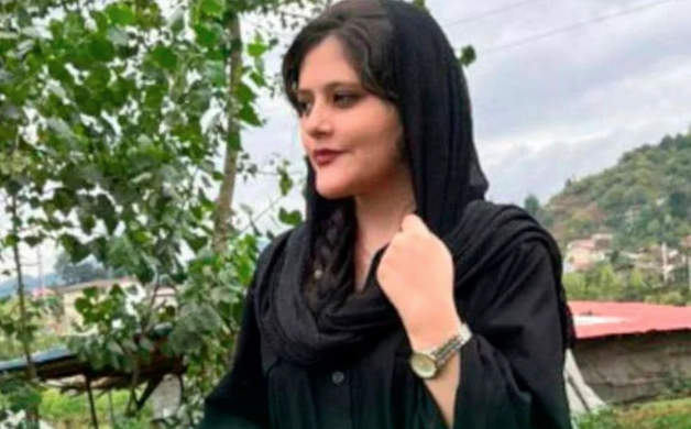 Masha Amini, la joven iraní que murió en prisión por no llevar puesto el velo.