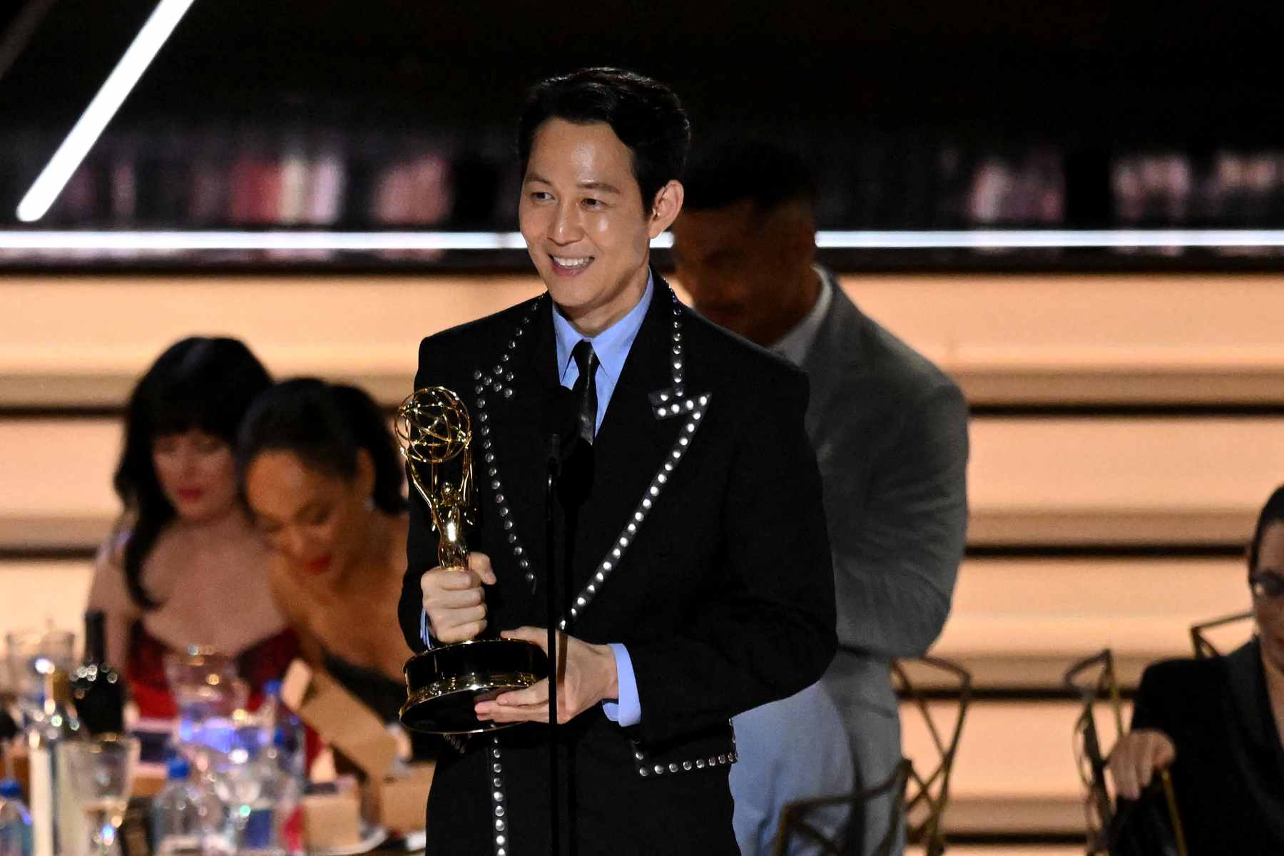 El actor surcoreano Lee Jung-jae acepta el premio a Mejor actor principal de serie dramática por "El juego del calamar" ("Squid Game") en la 74 entrega del Emmy.
