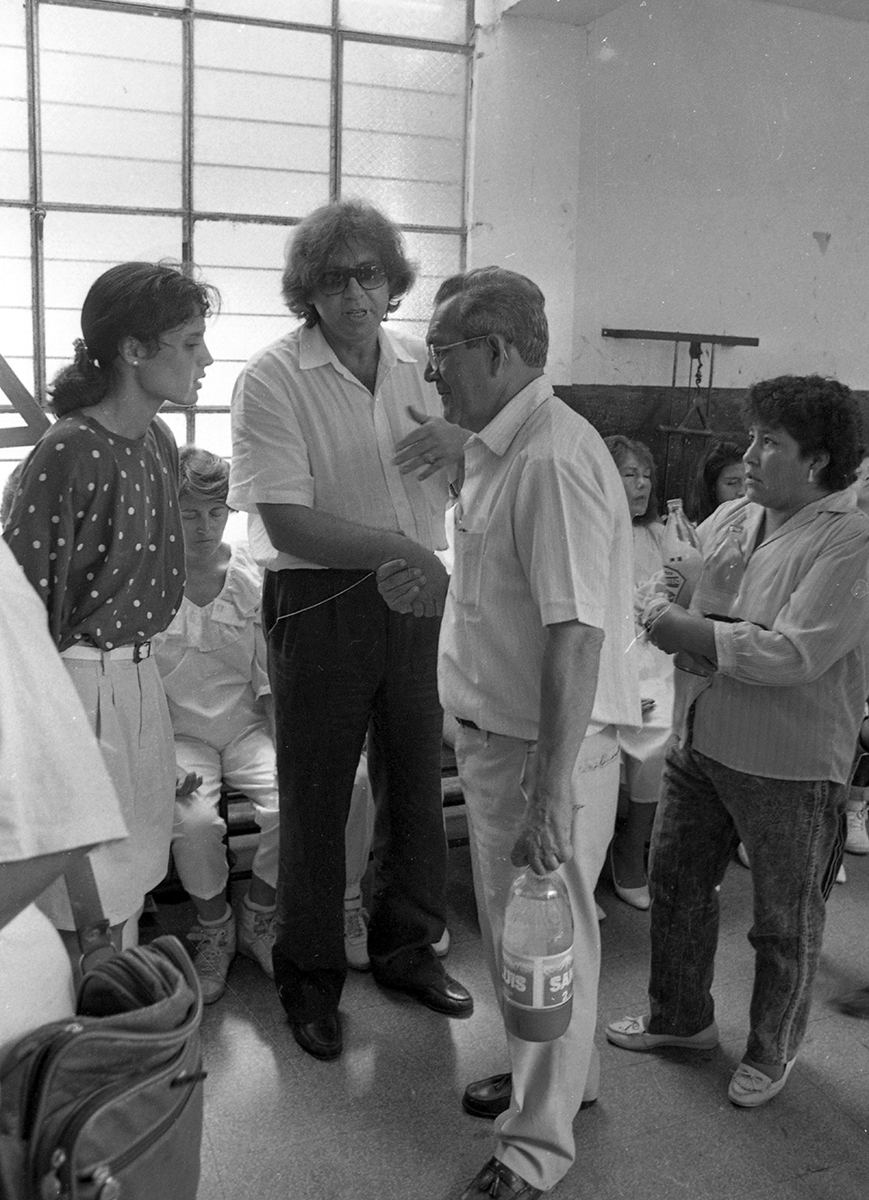 Lima, 29 de abril de 1991. El intrépido curandero brasileño Joao Teixeira atendiendo a personas enfermas. (Foto: Luis Laos / GEC Archivo Histórico)