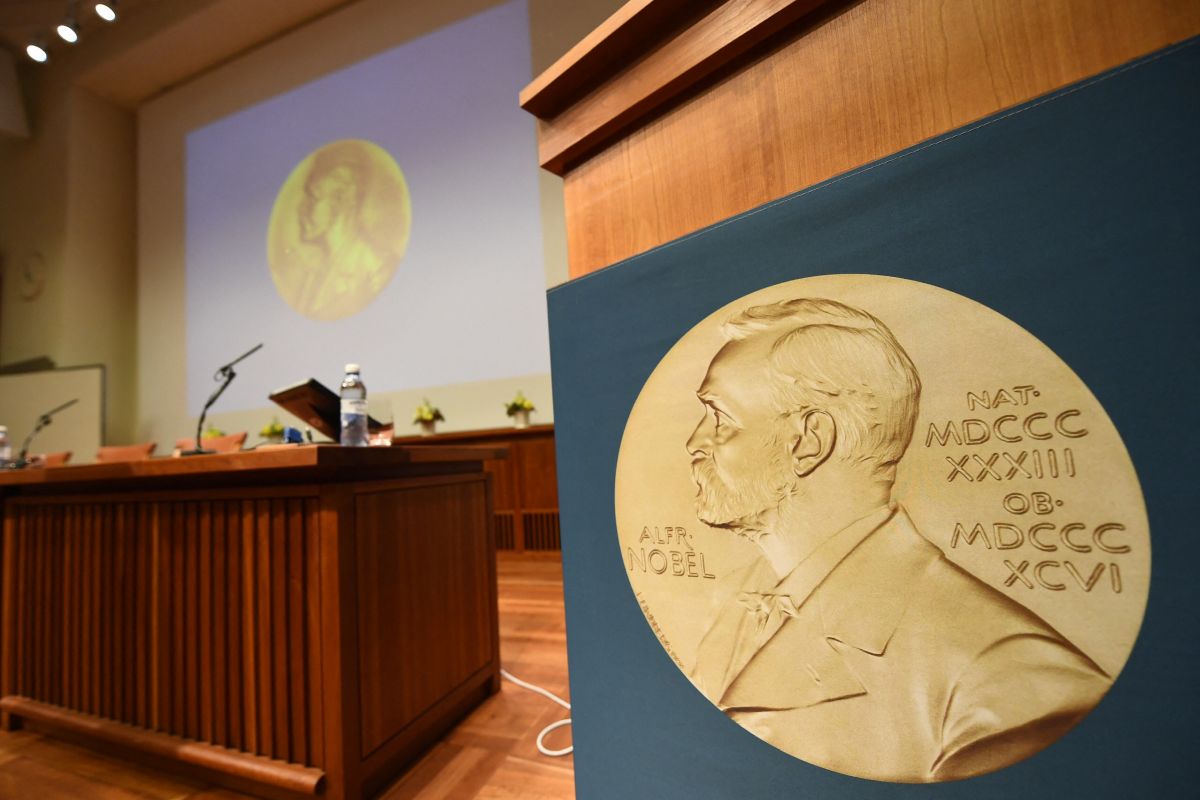 Una medalla mostrando el rostro de Alfred Nobel, el magnate inventor de la dinamita que estableció estos galardones para premiar anualmente a las personas más destacadas en distintas disciplinas. (Foto: Jonathan NACKSTRAND / AFP)