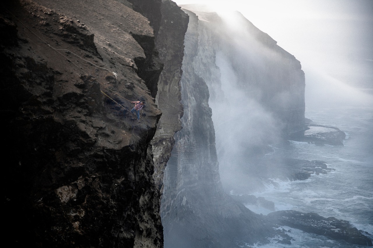 AL FILO DE LA MUERTE. Juan Loo ‘Purunga’ observa el fondo del abismo llamado Mercadillo antes de descender en busca de los preciados moluscos adheridos a las peñas. La accidentada costa de Huarmey ha hecho que aquí se conserven playas vírgenes y paisajes repletos de vida natural.