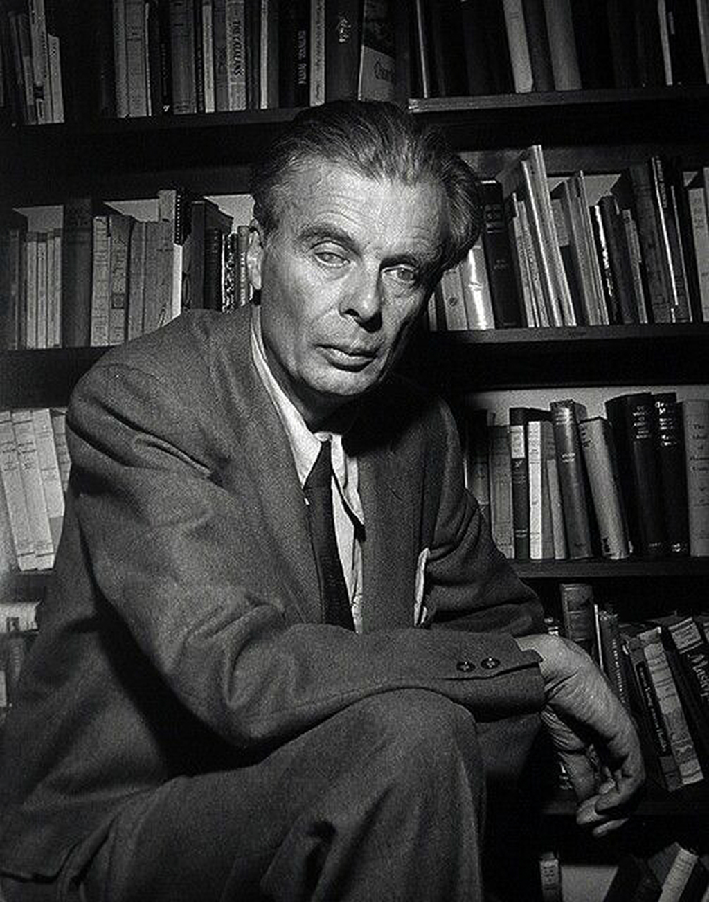 Huxley llegó a Lima y lo primero que hizo fue hablar de su novela de 1932, Un mundo feliz. Con pesadumbre reveló que sus advertencias en la ficción, sus ensoñaciones narrativas, esas proyecciones literarias de lo que podría vivir la humanidad en su libro más conocido, estaban más cerca de lo que imaginábamos. (Foto: Internet).