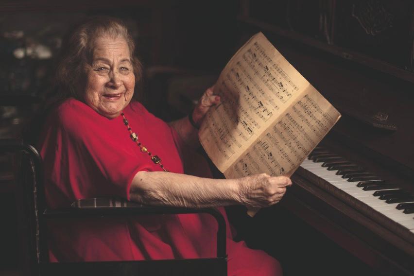 Ana María Parodi, la gran soprano peruana, cumplió 100 años en febrero pasado. Por las tardes gusta tocar piano en la sala de su casa. (Foto: Elias Alfageme)