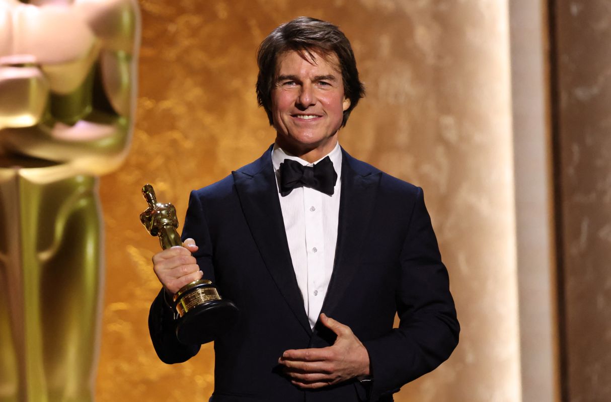 El actor Tom Cruise recibe su primer Oscar por su destacada trayectoria. (Foto: Michael Tran / AFP)