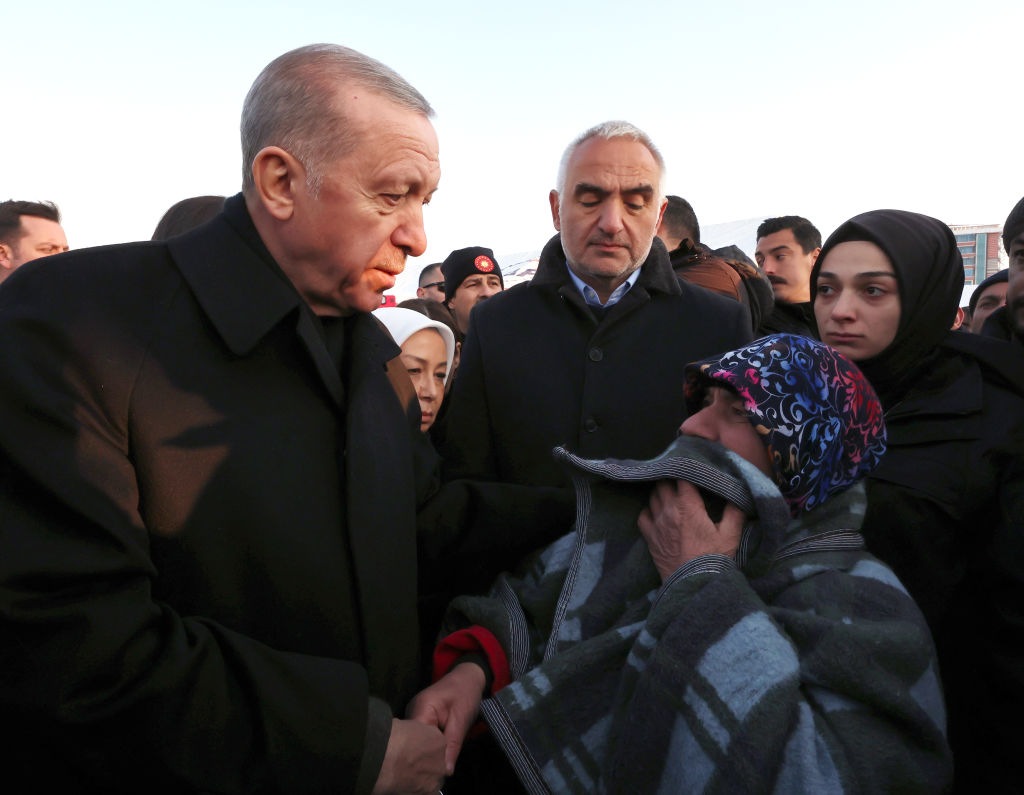Erdogan re seúne con sobrevivientes del terremoto. (GETTY IMAGES)
