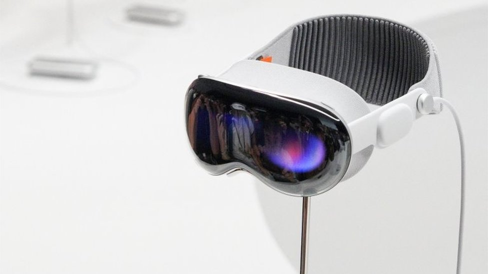 Cascos de realidad virtual en 2022, gafas de realidad aumentada en 2025 y  lentes de contacto