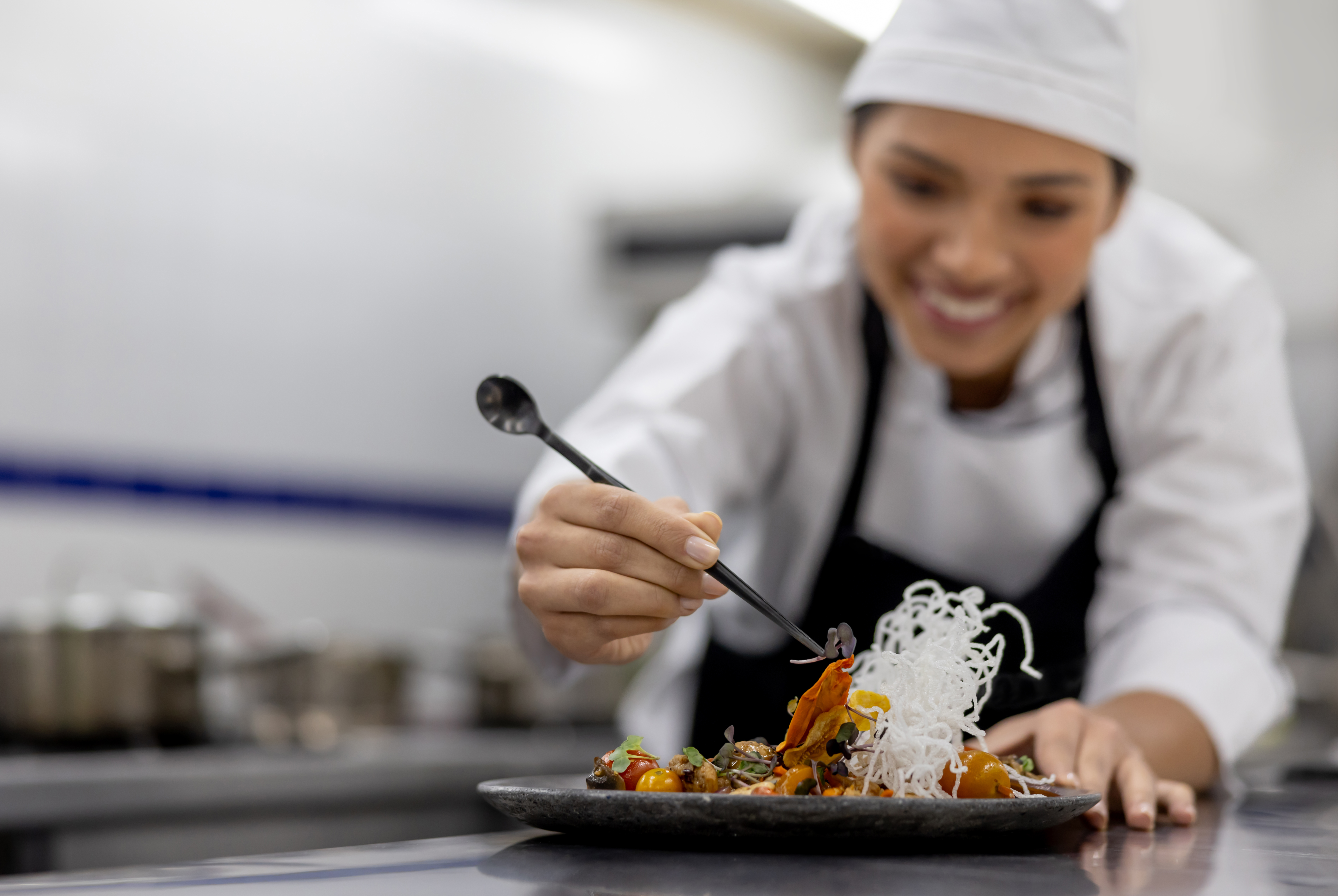 La actividad en el sector de restaurantes creció un 2,57% en el primer trimestre del año. La necesidad de personal capacitado para apoyar este ascenso es fuerte. (Istock)