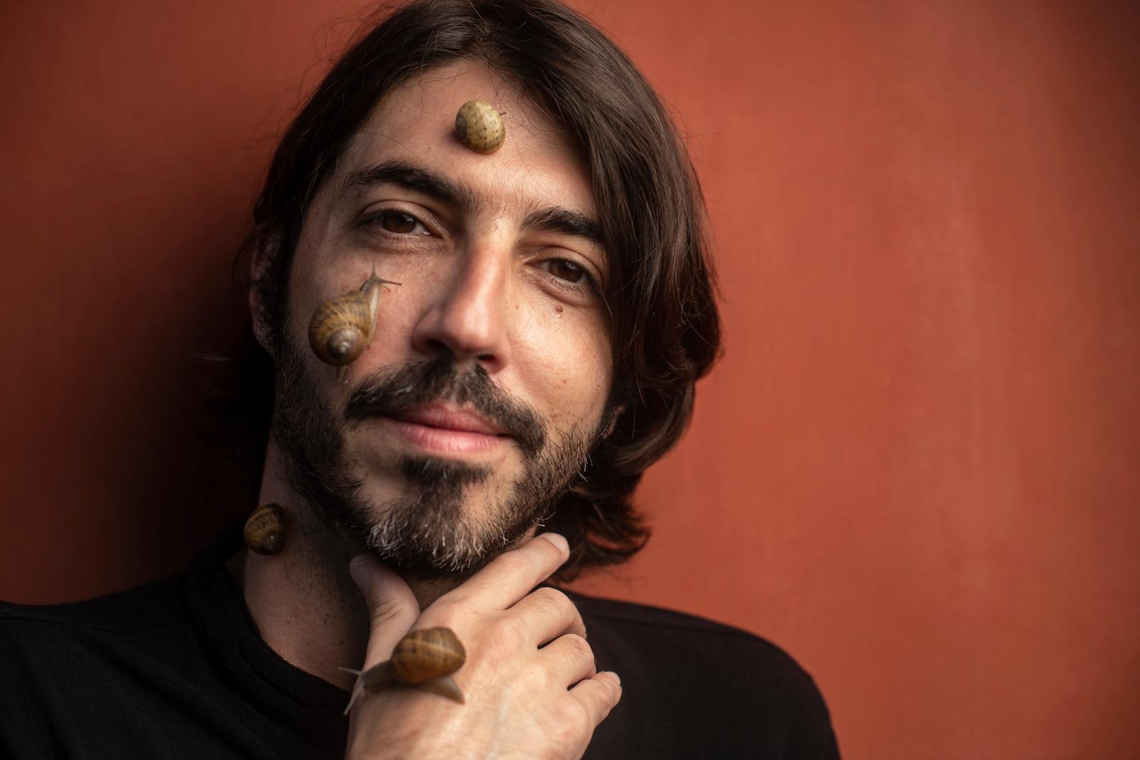 Es el teatro donde más millas ha recorrido la carrera como actor de Manuel Gold; sin embargo, también tiene experiencia en cine y TV.