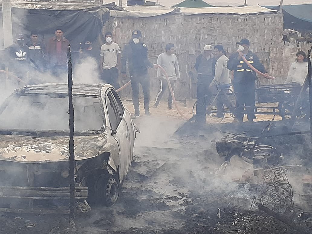 ​Incendio reduce a cenizas una vivienda y un auto en Pisco