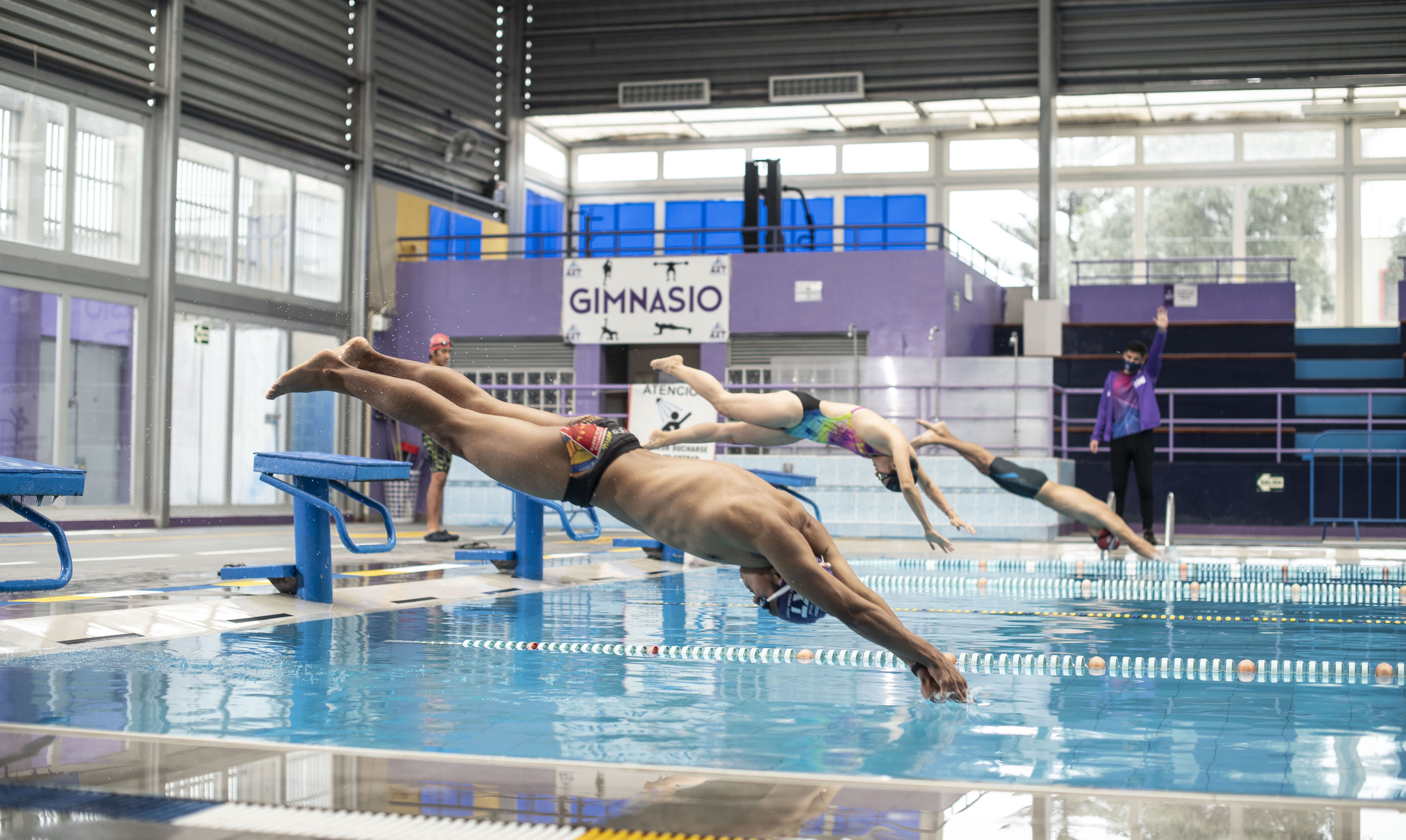 Las directivas sanitarias en el Perú exigen una concentración de cloro entre 0,4 y 1,2 mg/l en las piscinas, que permite reducir el riesgo de transmisión de virus y bacterias. (Foto: Elías Alfageme / Somos)