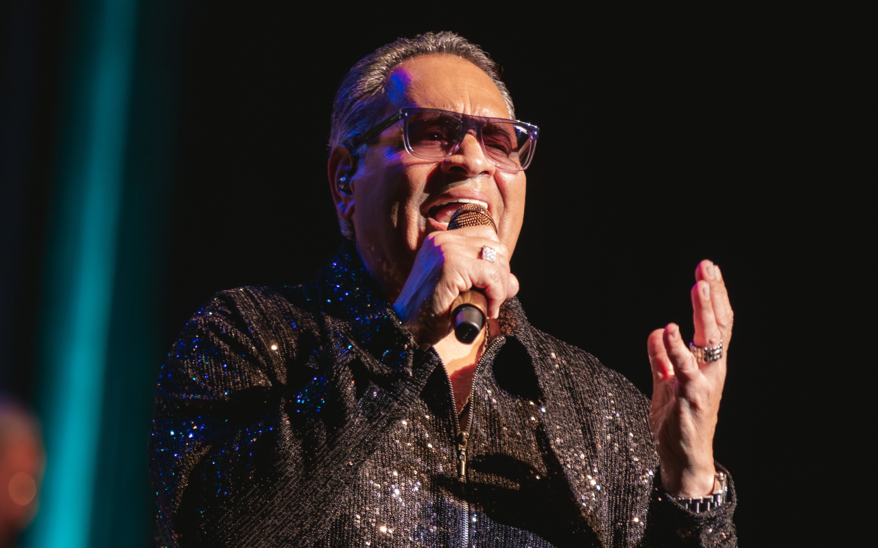 Más de dos horas de música y clásicos marcaron el regreso y despedida de Tito Nieves a los escenarios peruanos | Foto: Difusión / @pierocolomer