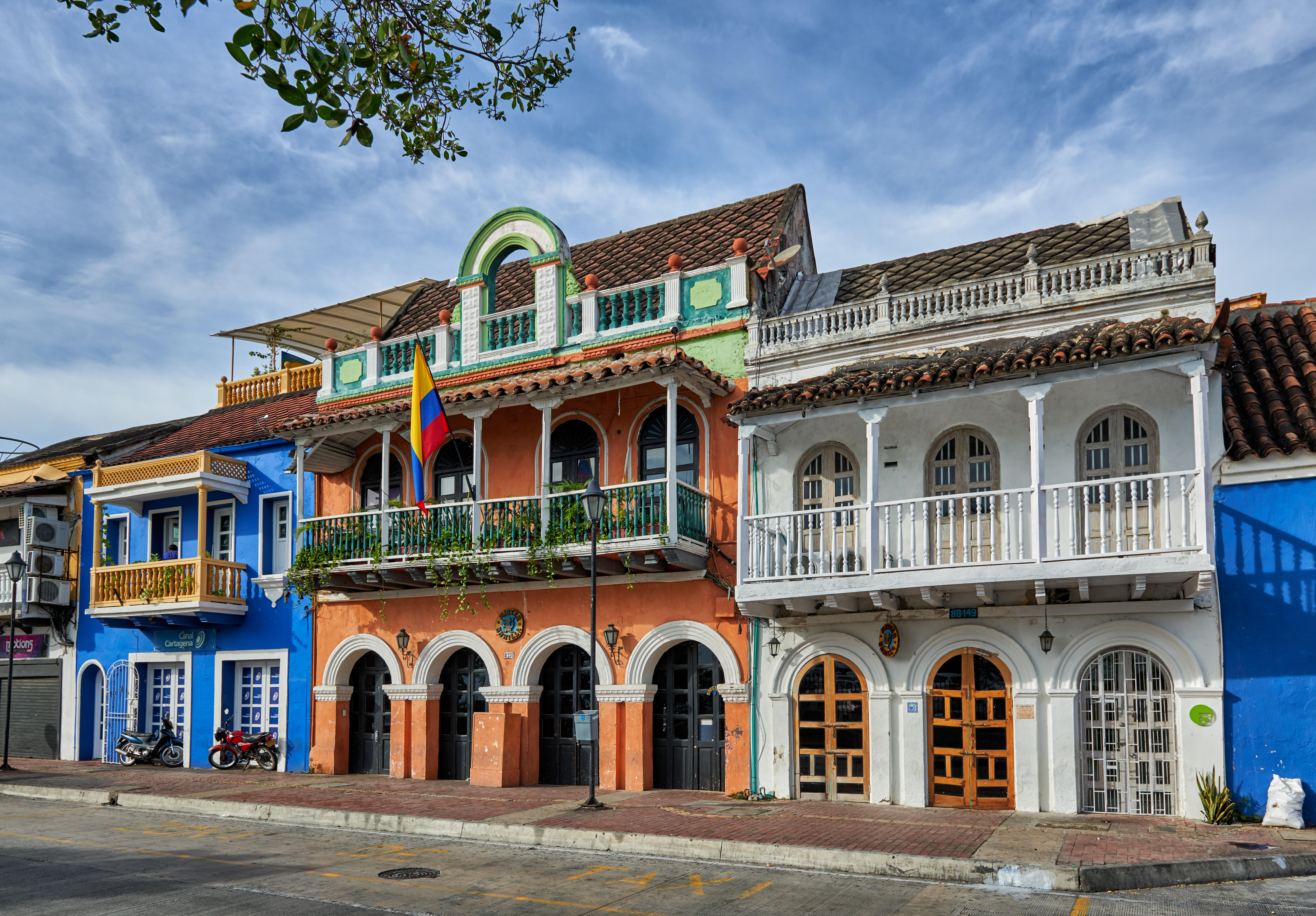 La del Arsenal es una de las calles más pintorescas de Cartagena debido a que los cafés, las terrazas, los restaurantes, los bares, las discotecas y las boutiques que allí se encuentran tienen su propia personalidad, una que hace que los turistas encuentren en ella diversión muchas veces hasta la madrugada.