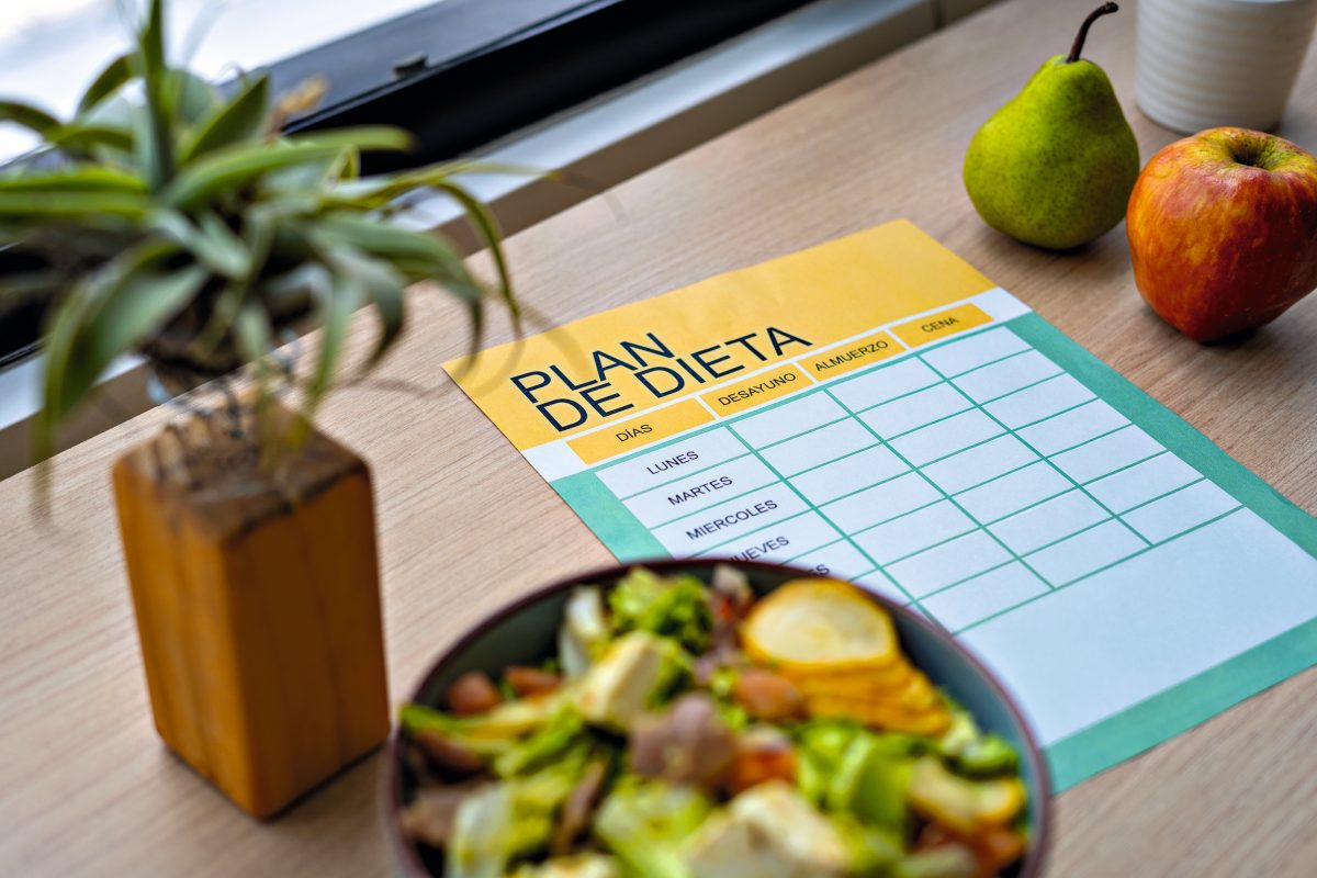 Vivir en “modo dieta”, alimentándote poco para compensar o saltándote comidas, solo provocará que tu organismo se alerte. Ello se traducirá en alteraciones difíciles de controlar.
 (Foto: iStock)