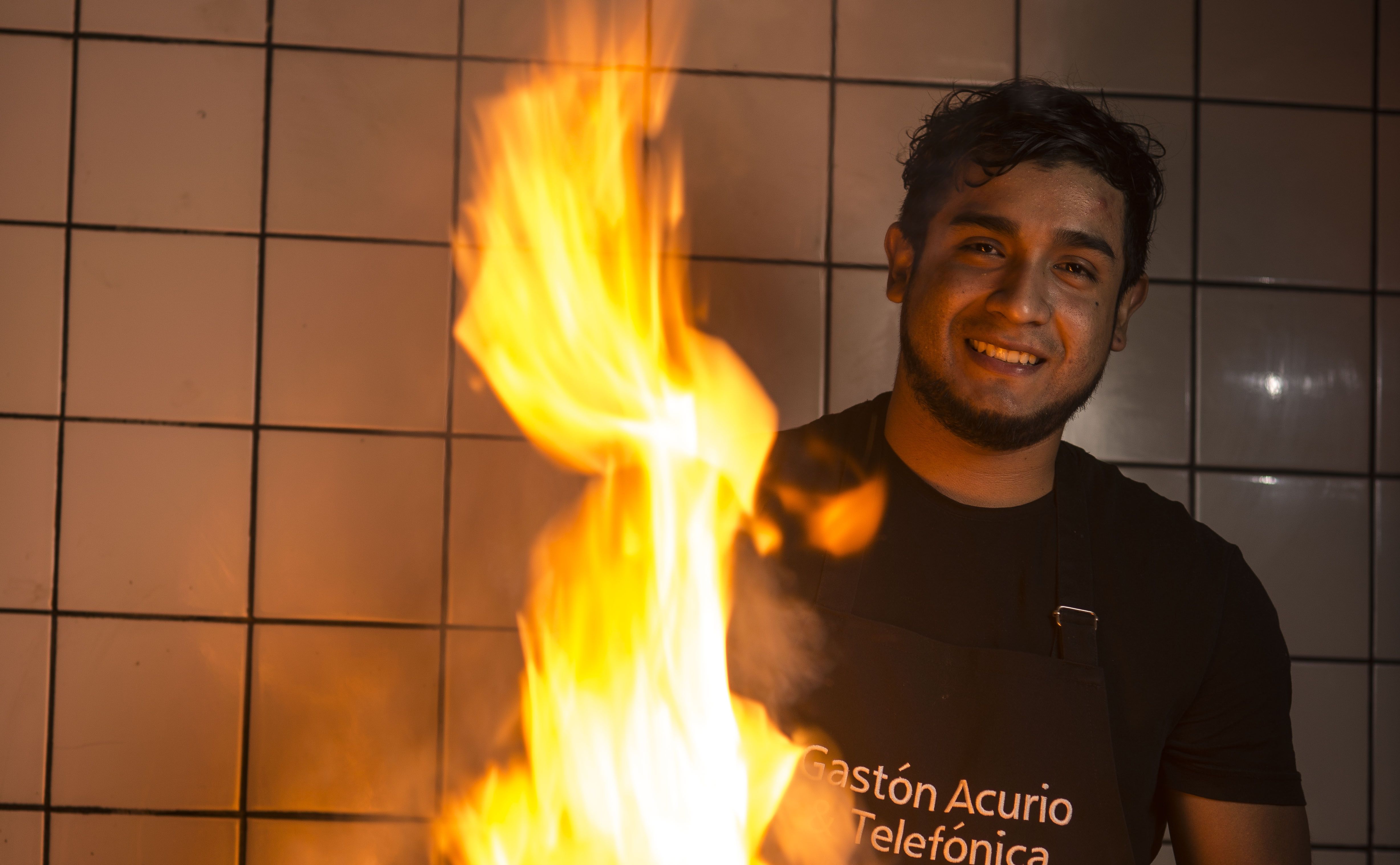 Brandon Altamirano, el mejor anticuchero de Lima. A los 22 años que ganó un show de TV, y hoy enciende su fogón todos los días desde las 3 p.m. en Surquillo. FOTO: Elías Alfageme.
