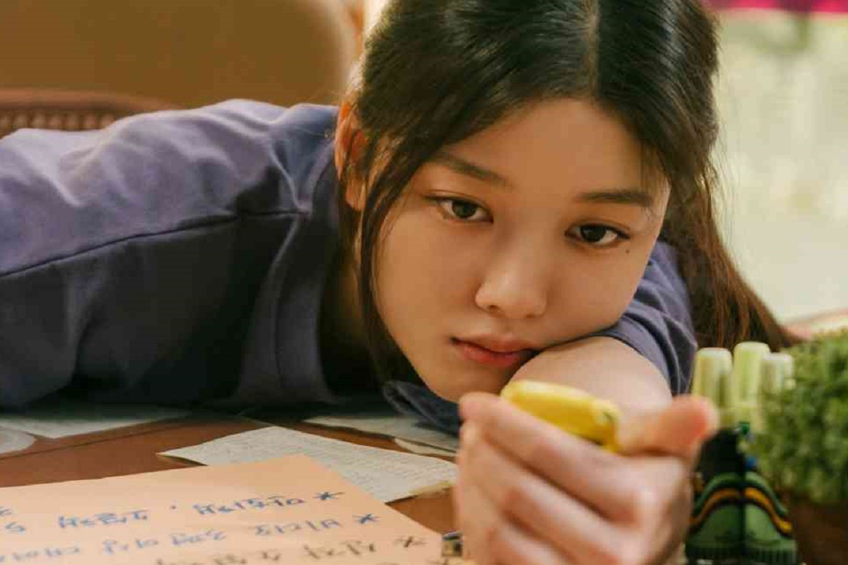 Kim Yoo-jung como Na Bo-ra en la película coreana "Una chica del siglo XX" (Foto: Netflix)