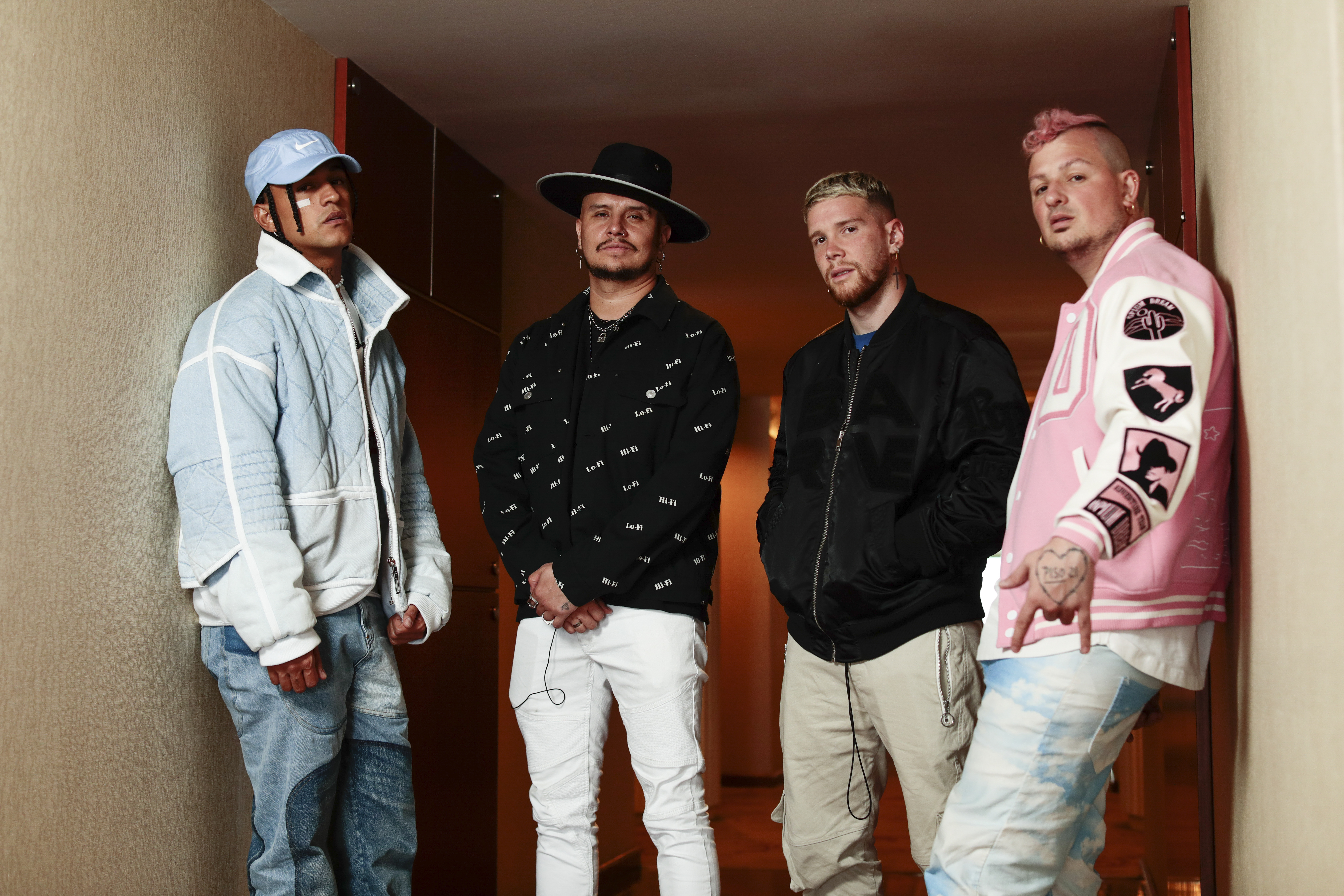 De izquierda a derecha David Lorduy, Juan David Huertas, David Escobar y Pablo Mejía; los integrantes de Piso 21 durante una sesión de fotos en marco de su visita al Perú en 2022 por Juntos en concierto.