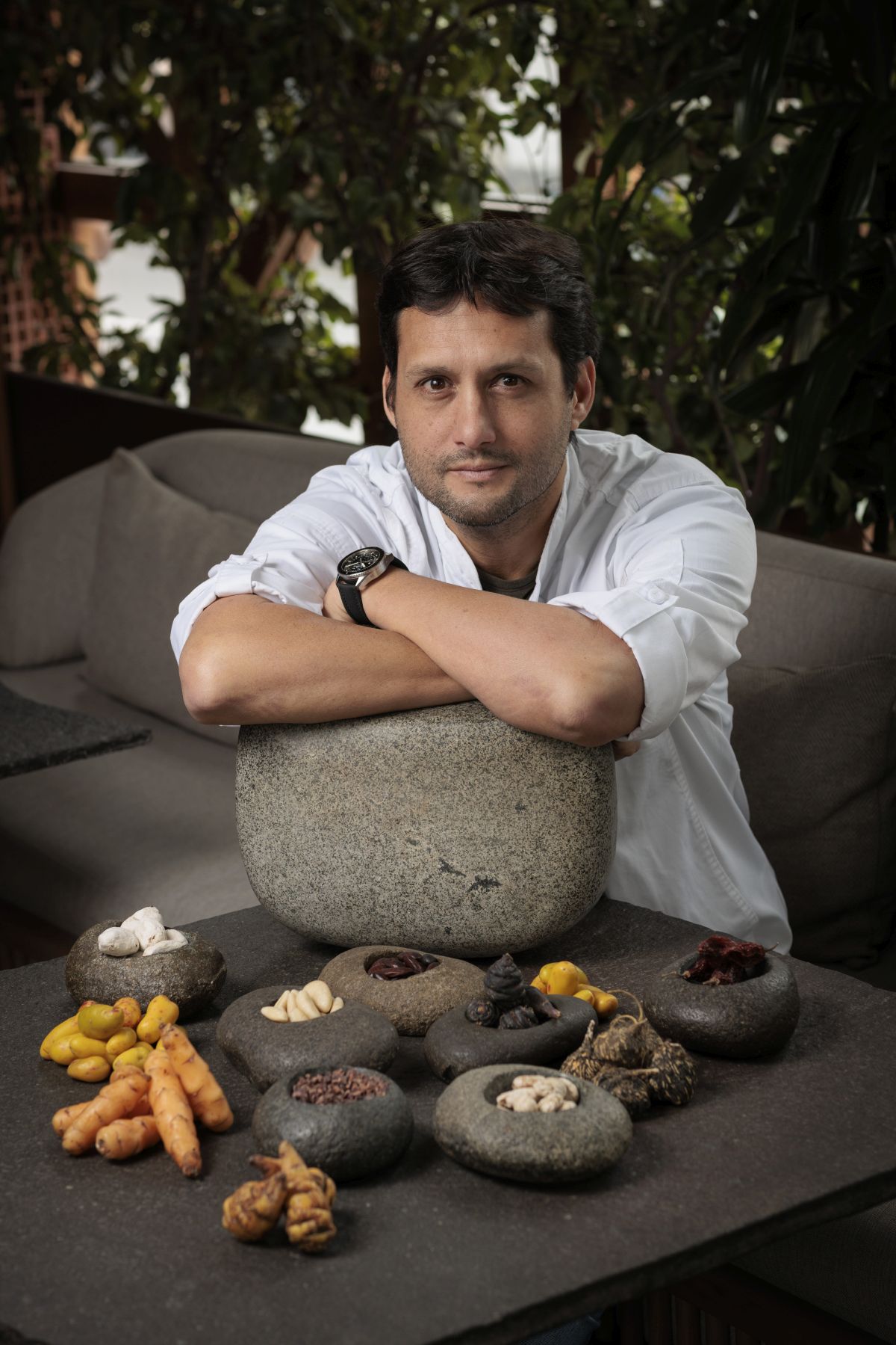 El chef Jaime Pesaque rodeado de piedras y una pequeña muestra de los productos recurrentes en la cocina de Mayta 
(@maytalima).