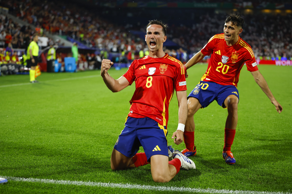 El centrocampista de la selección española de fútbol Fabián Ruiz (izq.) celebra tras marcar el segundo gol ante Georgia, durante el partido de octavos de final de la Eurocopa que las selecciones de España y Georgia disputan este domingo en Colonia. | Crédito: EFE / Alberto Estévez