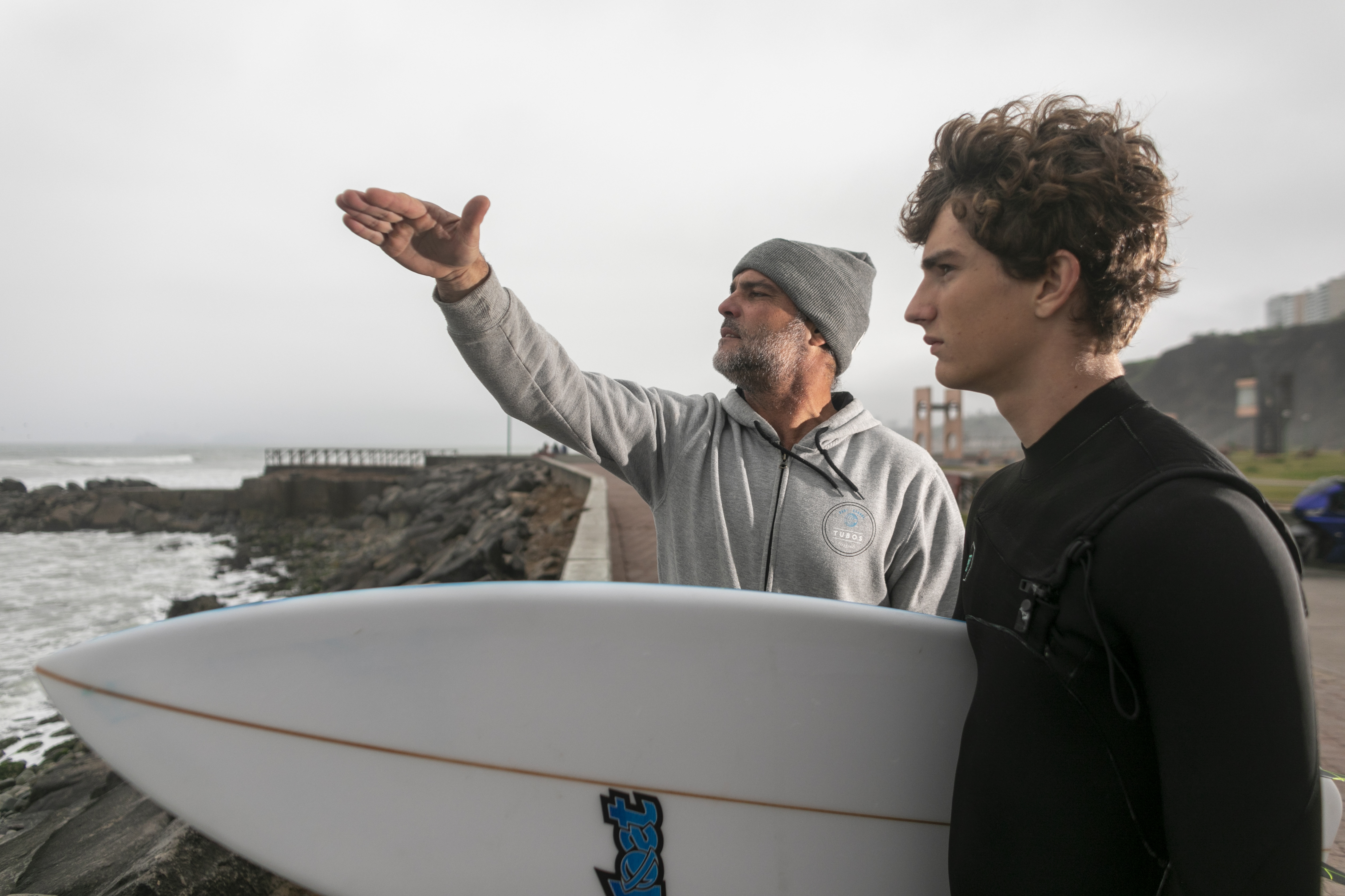 Pablo doig, de la escuela de surf Tubos, dándole instrucción a Iago Cusumano, joven promesa de este deporte.