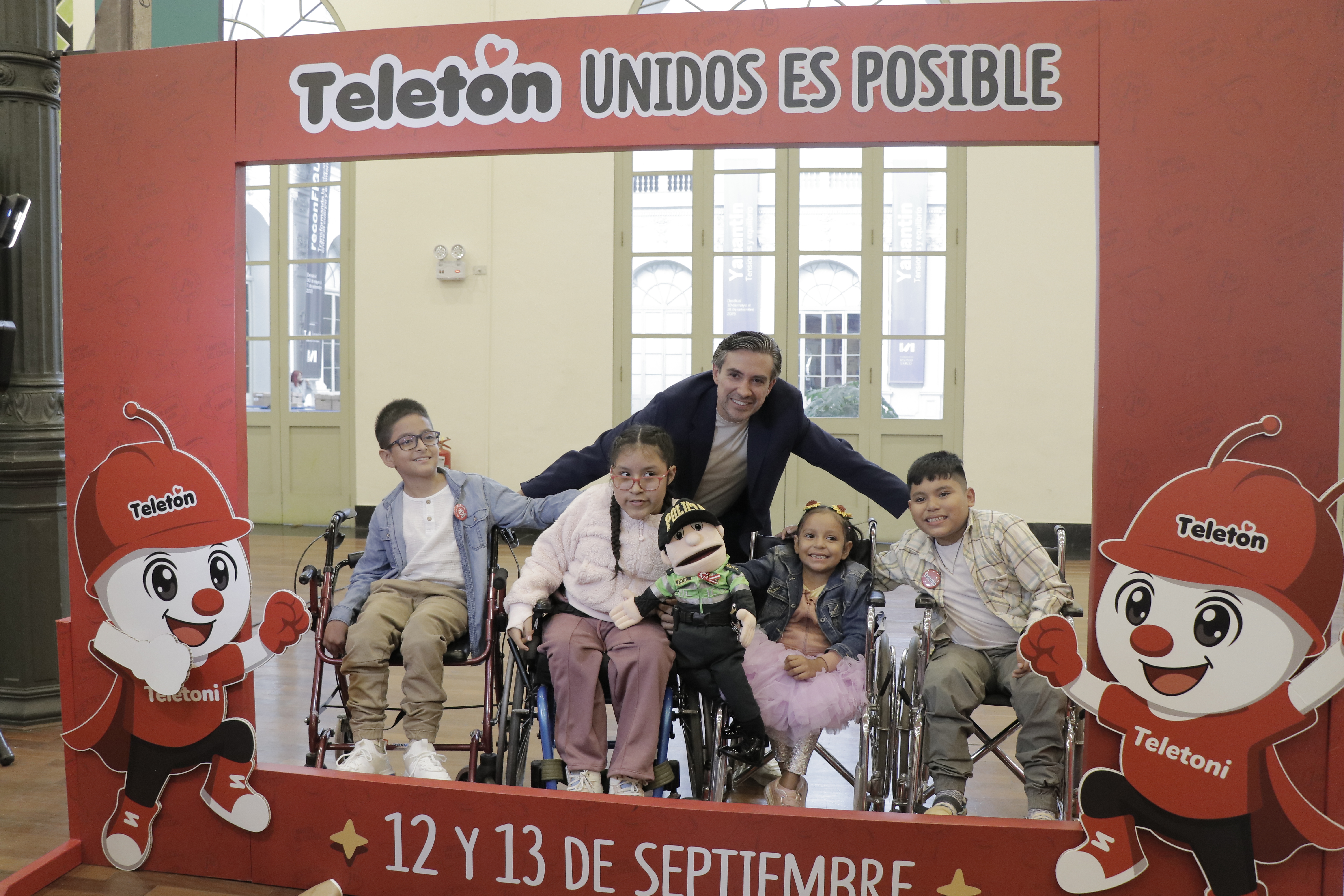 Sergio León junto a los niños embajadores de la Teletón 2025. (Foto: Teletón Perú)