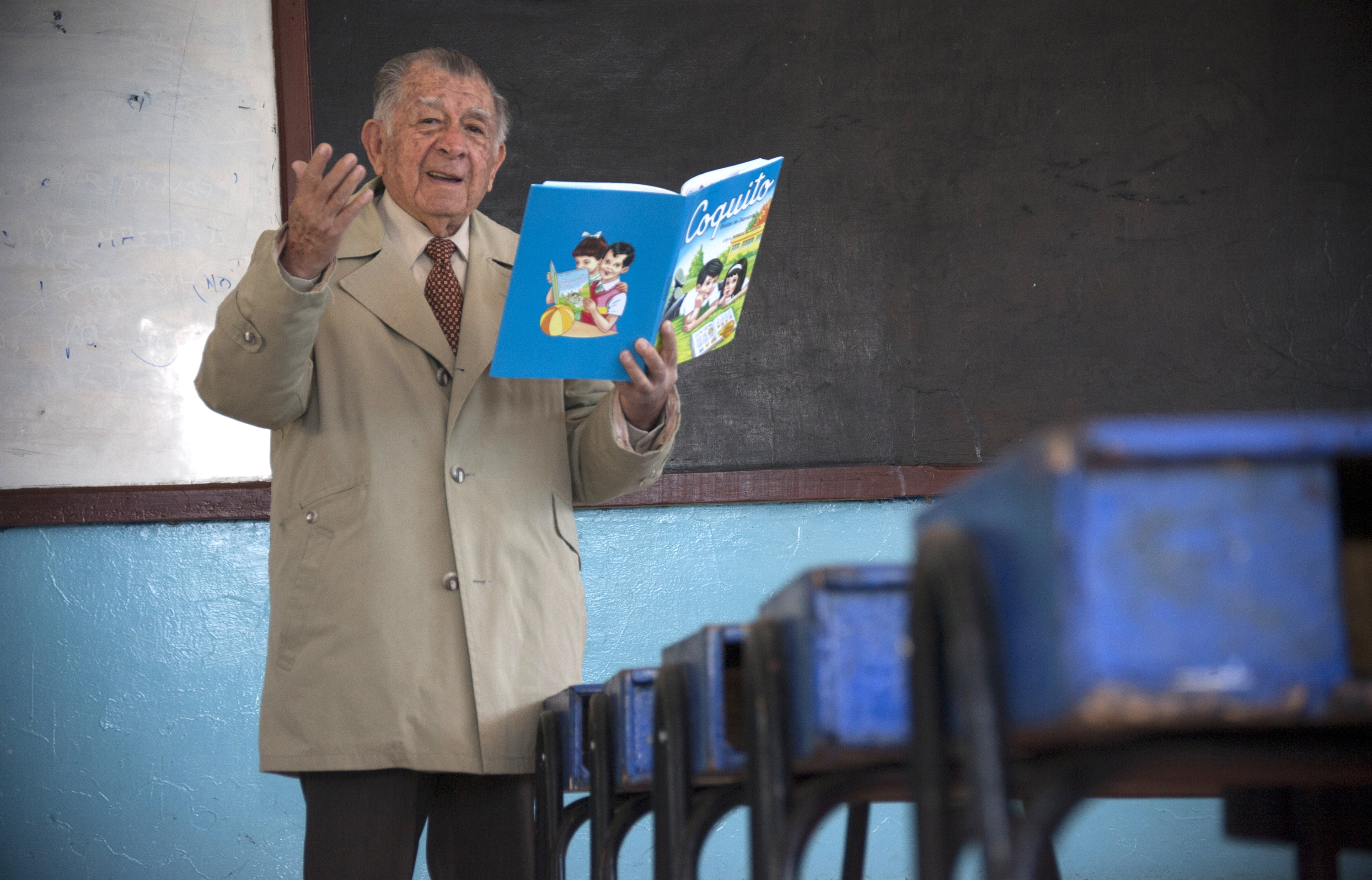 Everardo Zapata, autor del libro "Coquito". Aquí en el patio del colegio Manuel Muñoz, de Arequipa.
