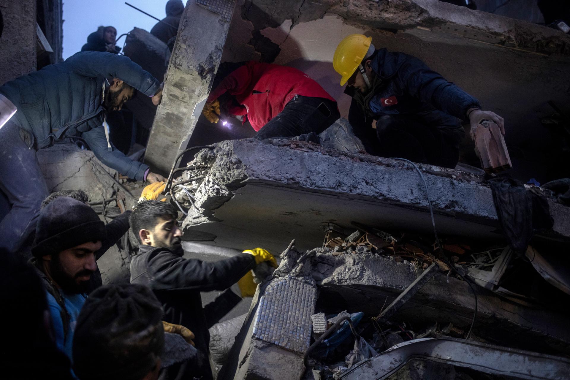El personal de emergencia de Turquía trata de ayudar a las víctimas en un edificio derrumbado después de un terremoto en Diyarbakir, el 6 de febrero de 2023. (EFE/EPA/REFIK TEKIN).