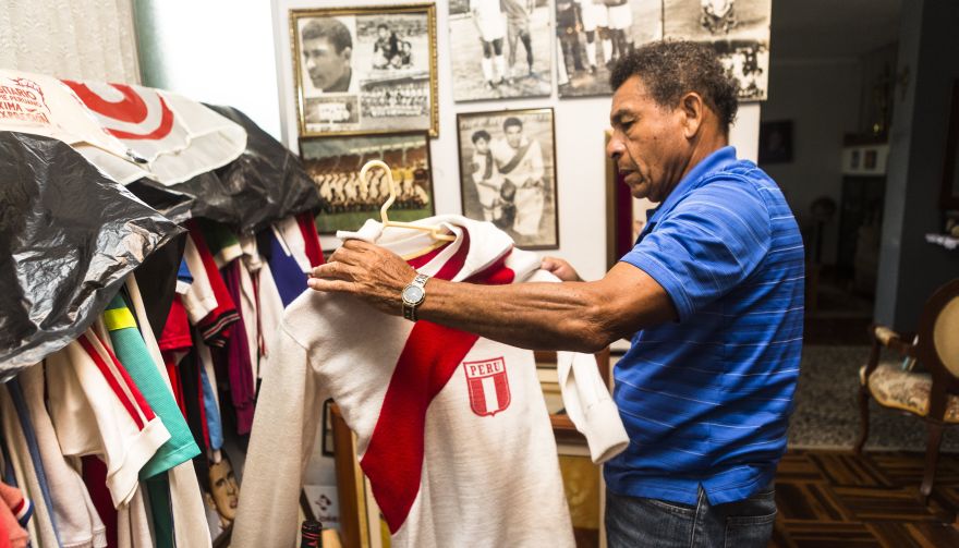 Héctor Chumpitaz y un momento muy personal: cuidando las camisetas que intercambio en su vida como futbolista de selección. Fue una sesión de fotos exclusiva para Somos. FOTO: Giancarlo Shibayama / Archivo Histórico El Comercio.