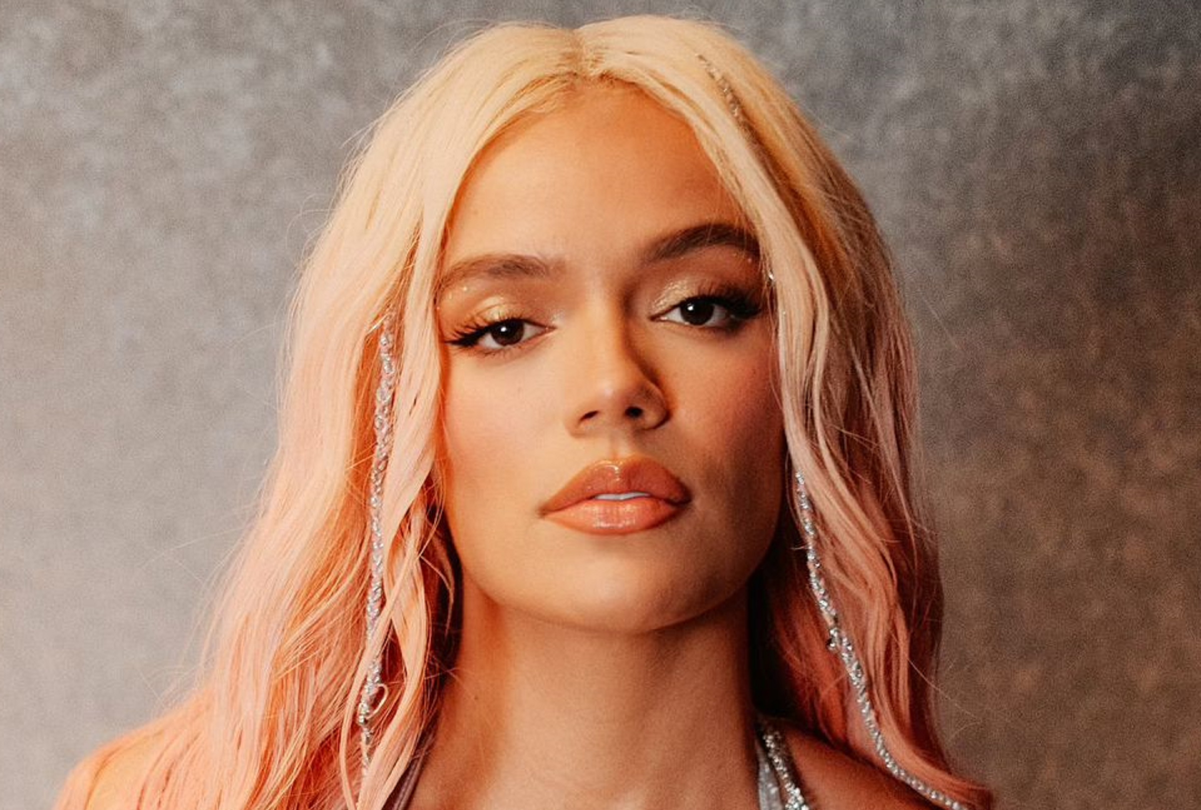 Karol G se defiende tras críticas a su nuevo colaboración al lado de artistas colombianos. (Foto: Instagram)