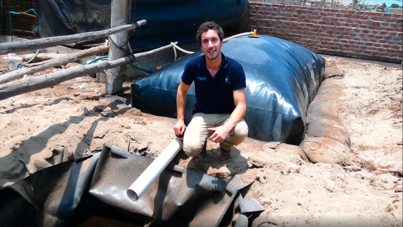 El economista belga Antoine Mathelot es la mente detrás de Tereo, un emprendimiento que diseñó biodigestores (la bolsa negra grande que ve) para que los ganaderos aprovechen el tratamiento de los residuos. (Foto: Tereo)