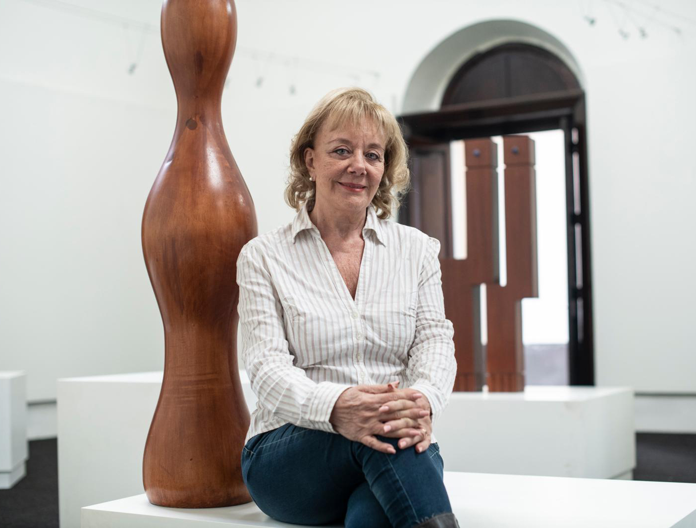 En la Sala de Las Divorciadas de la Beneficencia Pública, Ana María Westphalen junto a dos de las cuatro esculturas que el rinden homenaje a las culturas peruanas.