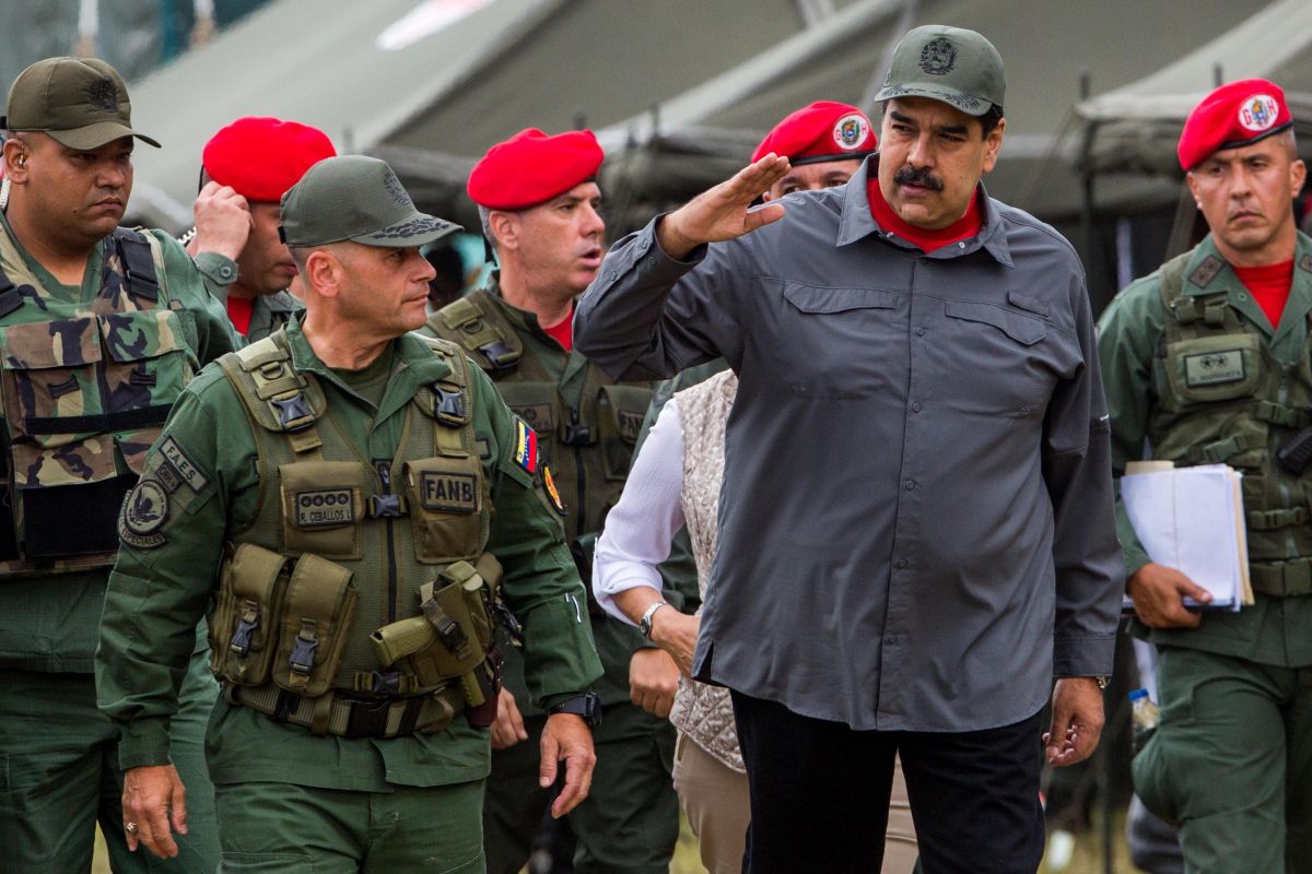 Nicolás Maduro junto a miembros de la Fuerza Armada Nacional Bolivariana. (AFP)