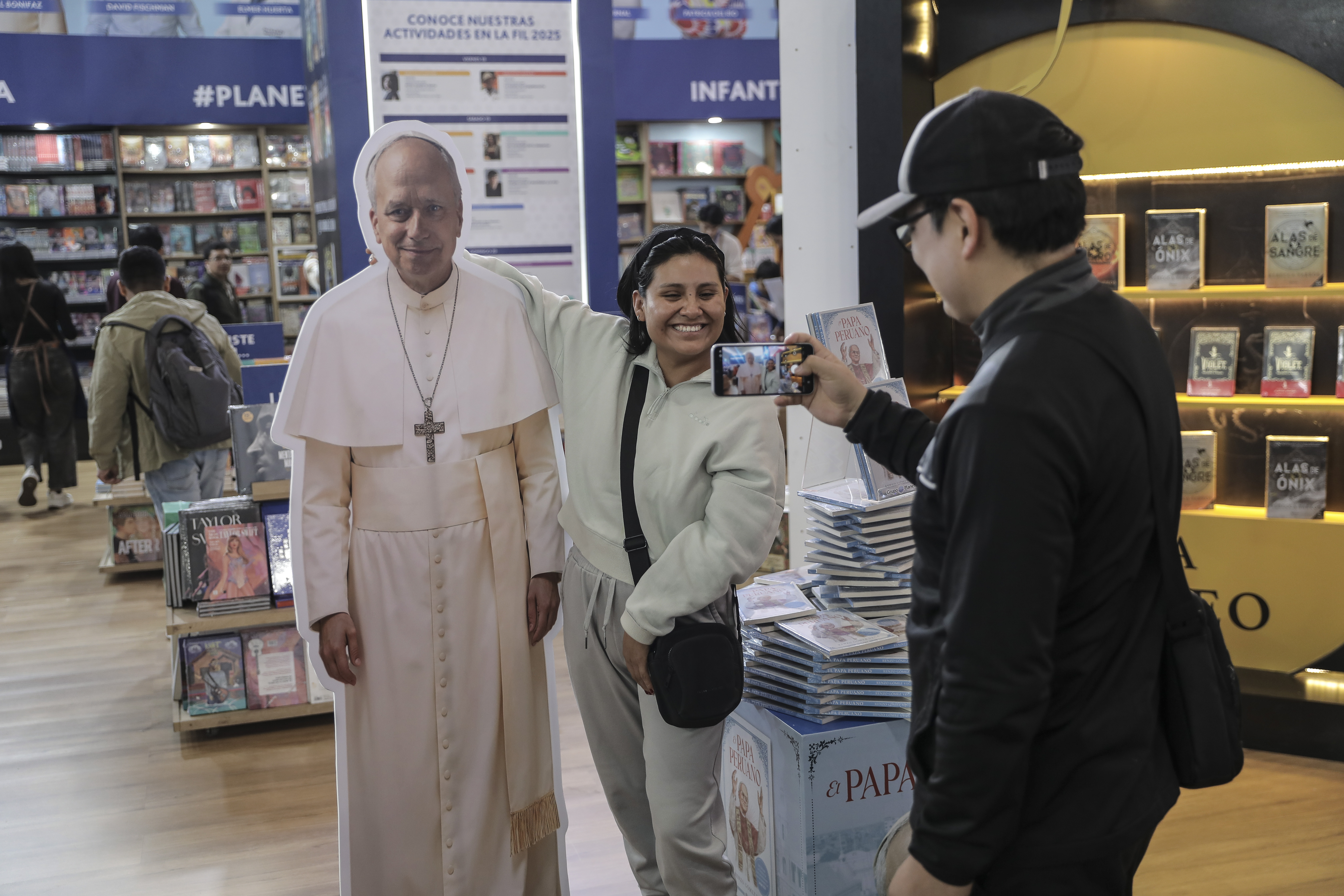 Acartonada presencia del Papa León XV en la feria librera. Su reciente elección generó un boom de publicaciones locales profusamente promocionadas por las editoriales. Verdadera fe en la lectura. (Foto:  Joel Alonzo/GEC)