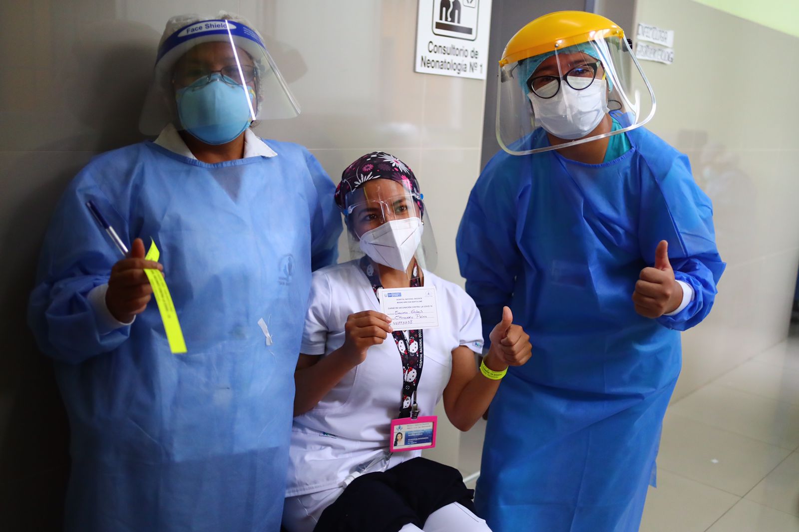 Médicos y enfermeras son vacunados  contra el Covid19 en el Hospital San Bartolomé. Fotos: Hugo Curotto / @photo.gec