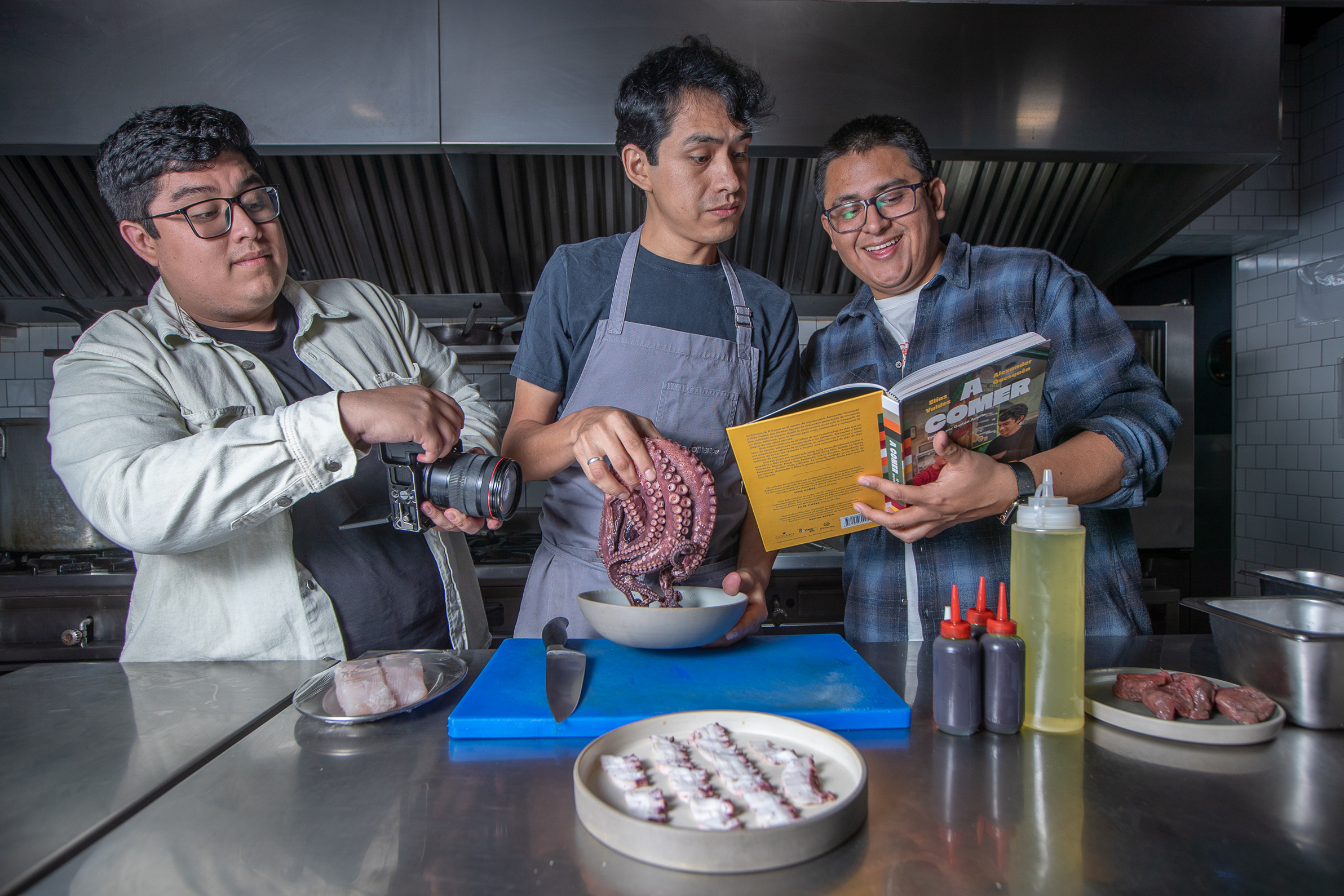Elías Valdez, Alfredo Mora y Alexander Quesquén presentan su nuevo libro recetario en la Feria Internacional del Libro de Lima 2025. (Fotos: Fernando Sangama)