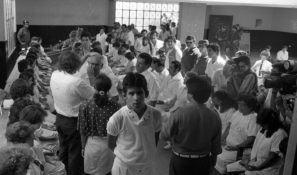 Lima, 29 de abril de 1991. En la imagen, el supuesto sanador brasileño, Joao Teixeira en medio de pacientes peruanos a la espera de ser atendidos. (Foto: Luis Laos / GEC Archivo Histórico)