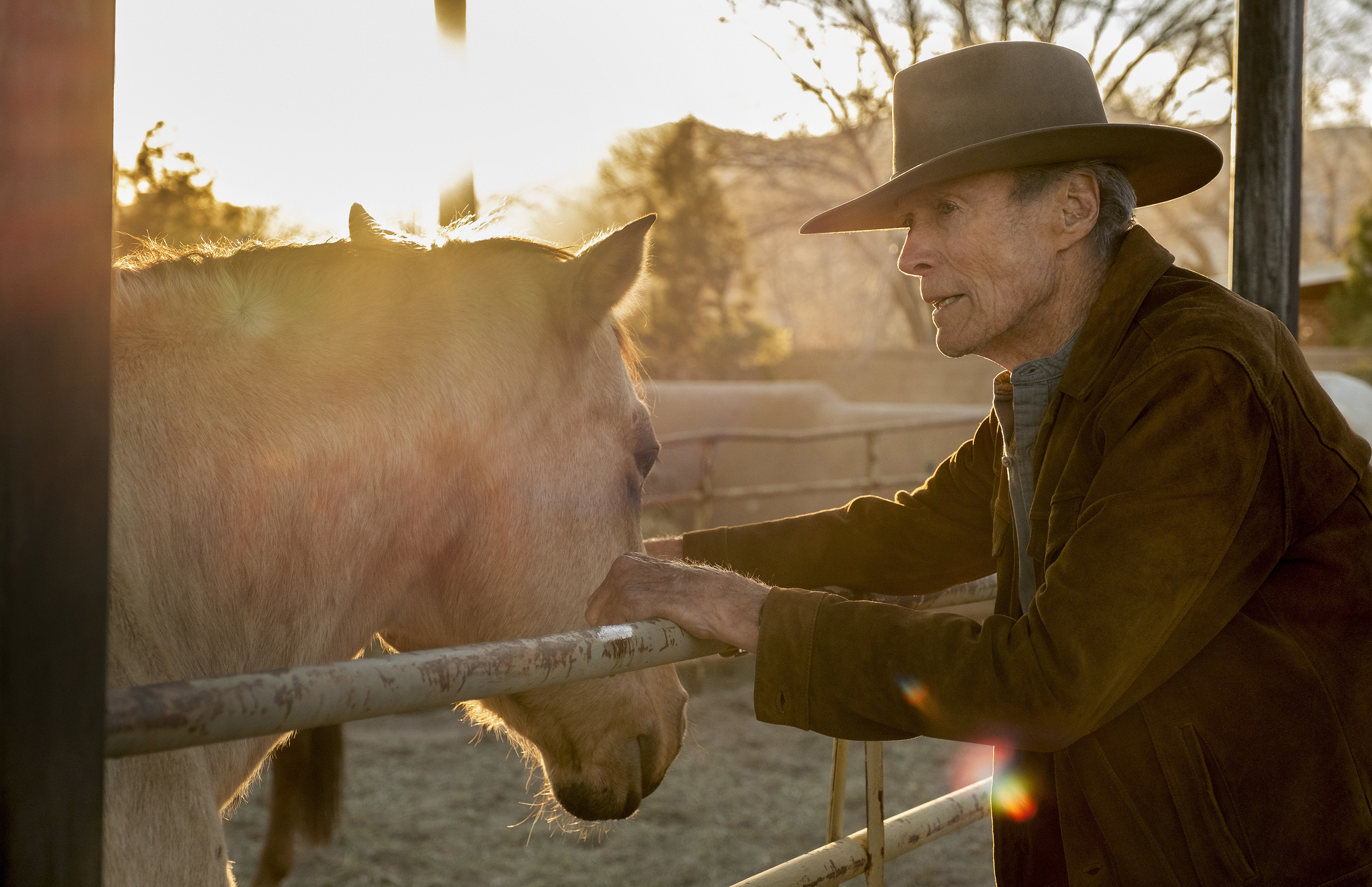 Clint Eastwood en una escena de "Cry Macho", filme que entra hoy a la cartelera limeña (Foto: Claire Folger/Warner Bros. Pictures via AP)
