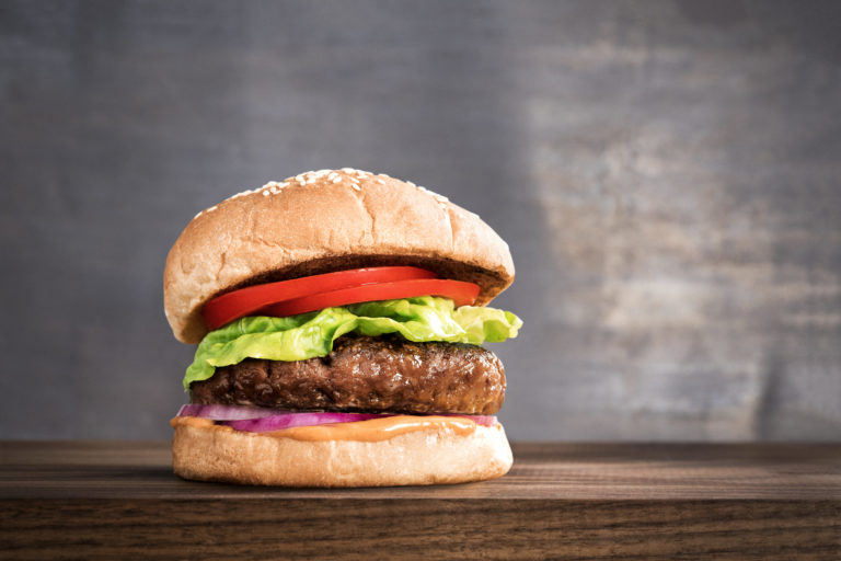 Esta es la Beyond Meat, la hamburguesa hecha a base de plantas que patrocinan Bill Gates y Leonardo DiCaprio. FOTO: Cortesía Protteina Foods.