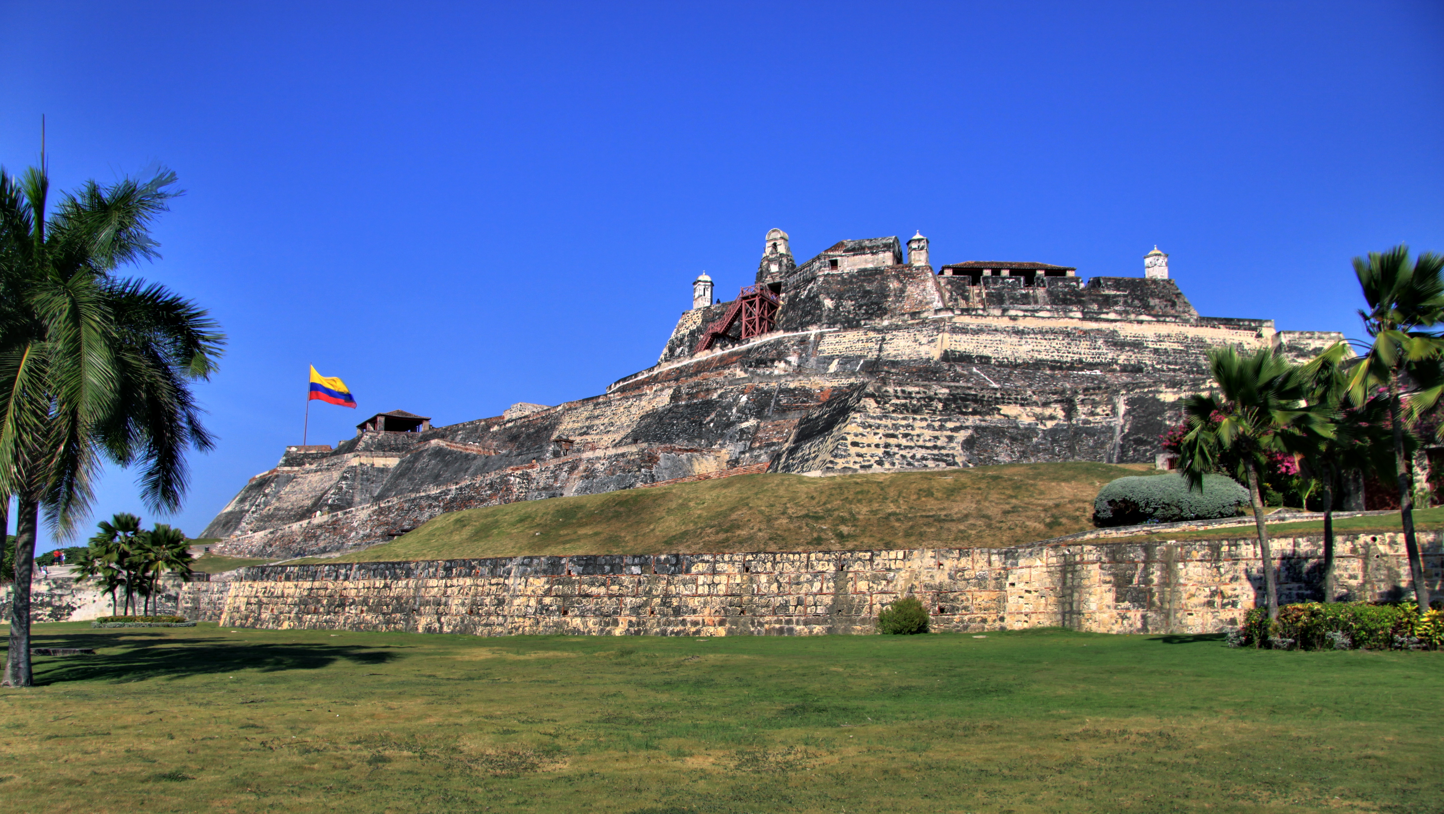 El Castillo San Felipe de Barajas está situado sobre un cerro llamado San Lázaro y fue construido en 1657 durante la época virreinal española.
