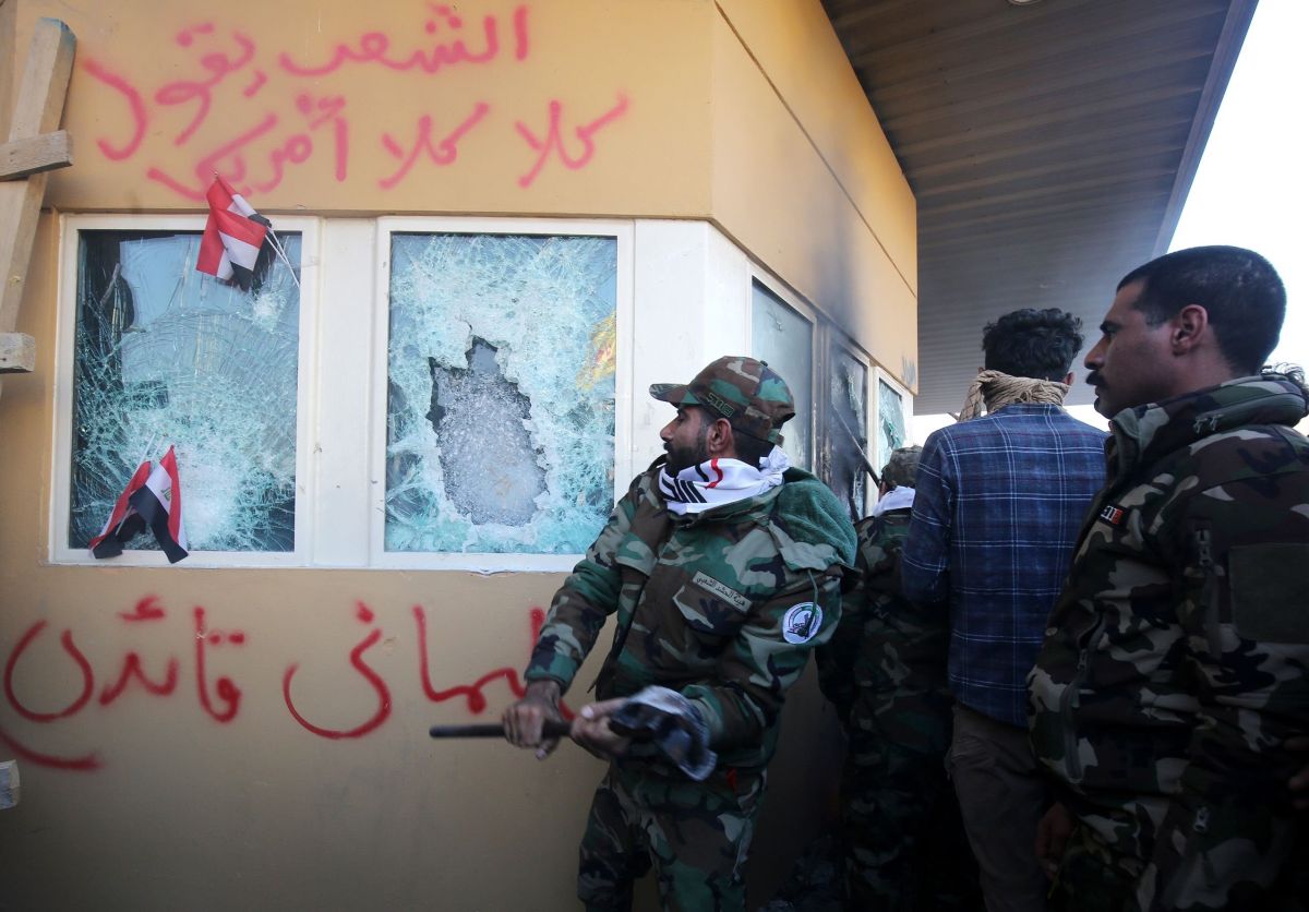 Dentro del edificio se podía leer mensajes como “No a Estados Unidos” o “Cerrado por orden de las brigadas de resistencia” , además de “Soleimani es mi líder”. (AFP)