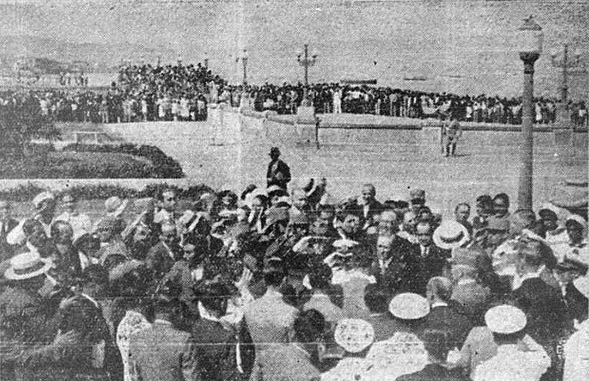 El recibimiento a los príncipes de Inglaterra en el puerto del Callao fue apoteósico. Las primeras horas del miércoles 11 de febrero de 1931 fueron inolvidables para el público chalaco. El malecón Figueredo estaba repleto. (Foto: GEC Archivo Histórico)    