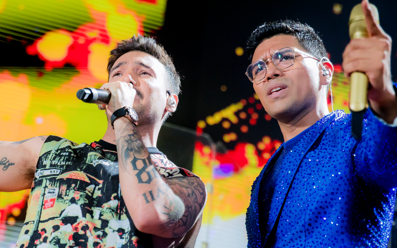 Ezio Oliva debuta en la cumbia interpretando “Adiós amor” junto a Christian Yaipén y Grupo 5, en el concierto por el aniversario de la agrupación realizado en el Estadio Nacional. | Foto: Difusión