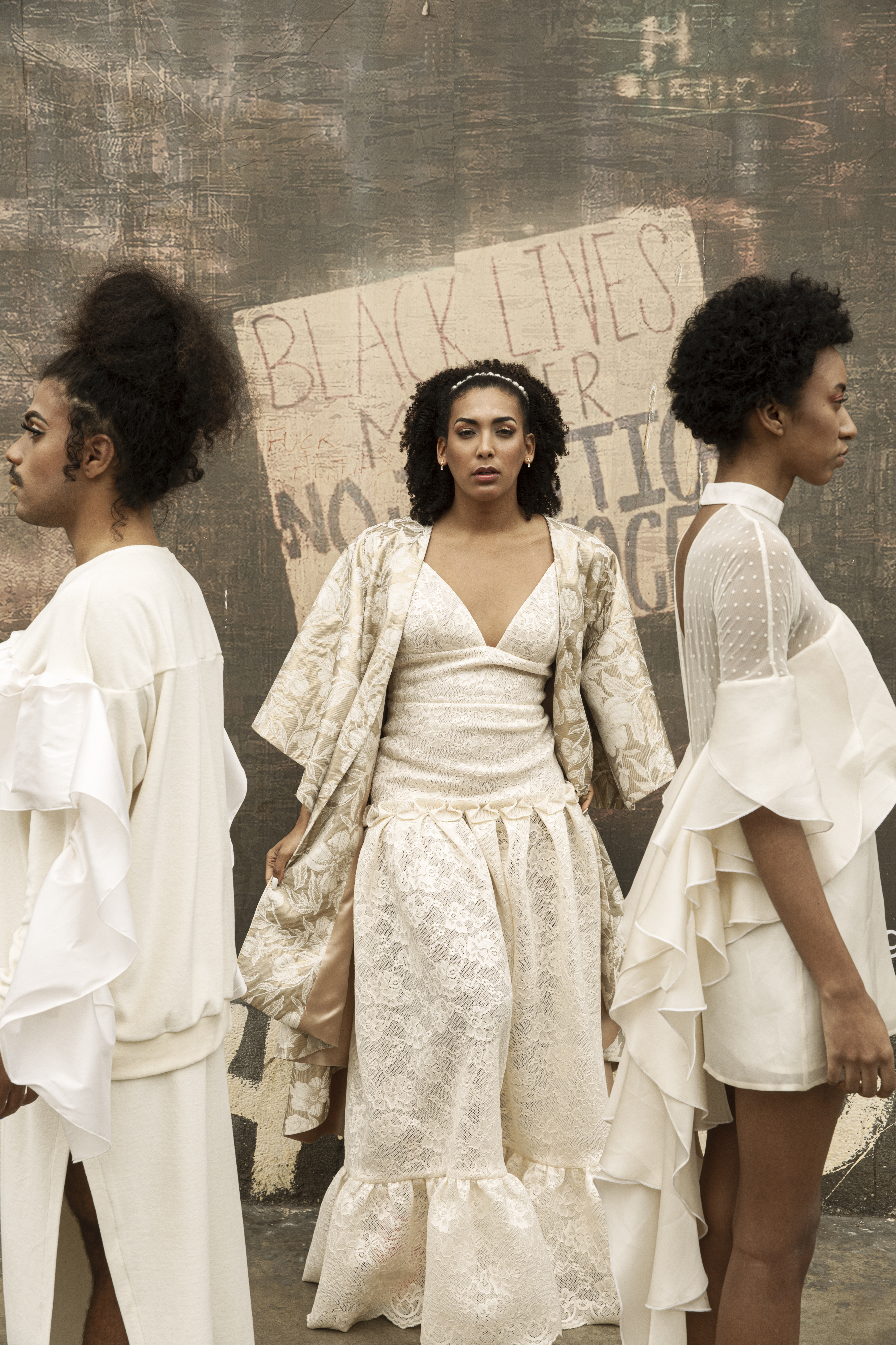 Las modelos Prince Malcon, Javiera Arnillas y Denisse Martínez traen a conversación vivencias personales para reflejar el poder de cambio que puede lograr la representitividad afro en la moda. (Fotos: José Rojas Bashe; Stylist: Juan Casfer; Vestuario: Amaro Casanova; Maquillaje y peinado: Peggy Sánchez y Fernando García; Asistencia de producción: Valenka Jaramillo)