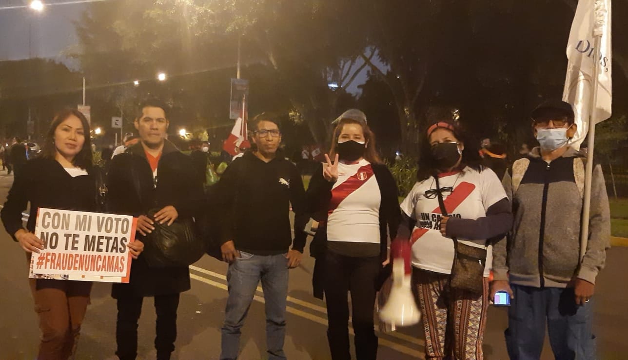 En el centro con polera negra, Juan José Muñico Gonzáles y otras personas que serían miembros de La Resistencia. (Foto: Facebook)