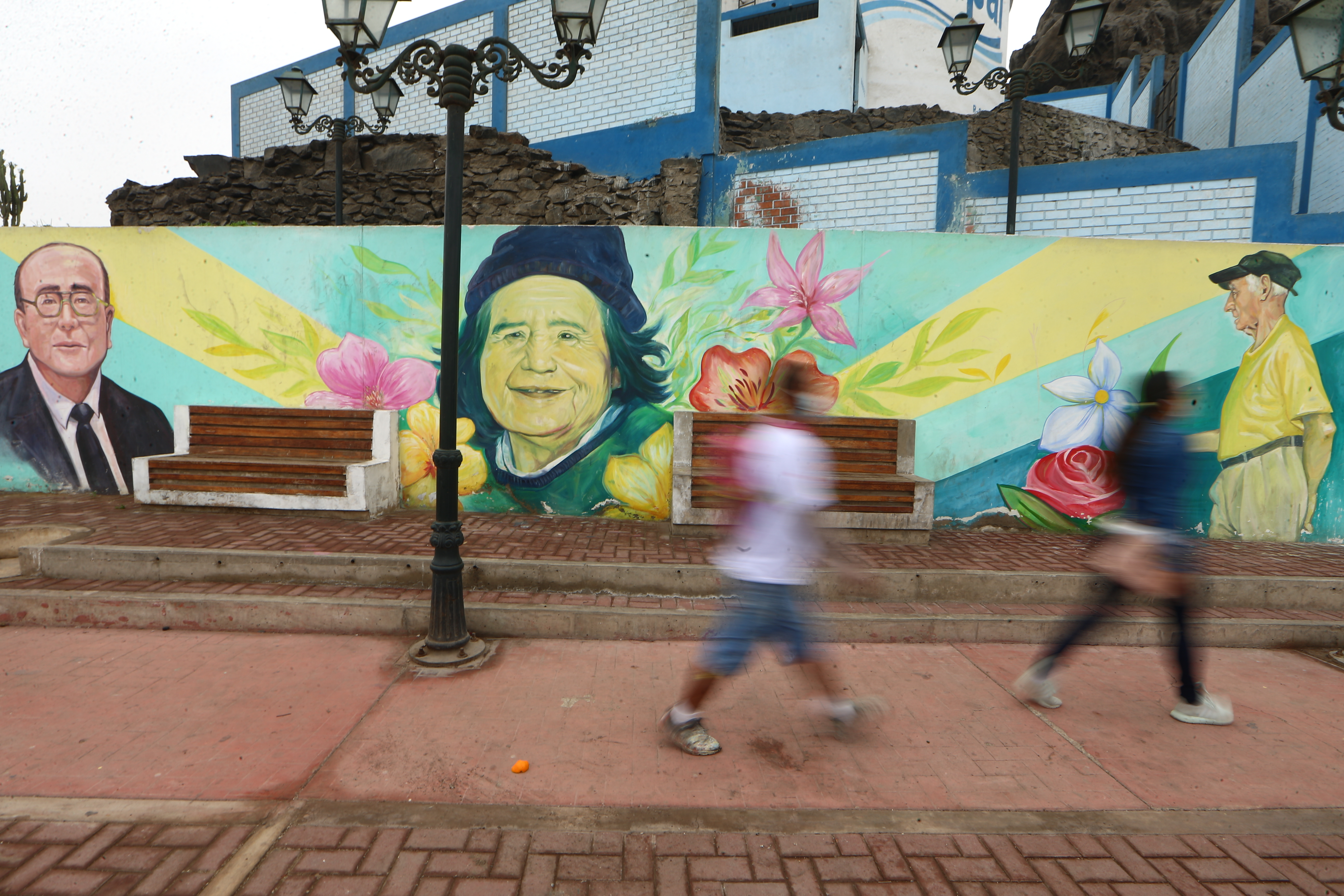 Tres de los vecinos fallecidos por COVID-19 inmortalizados en el barrio Leticia. Los retratos fueron hechos por Daniel Manrique. (Foto: Alessandro Currarino/ El Comercio)
