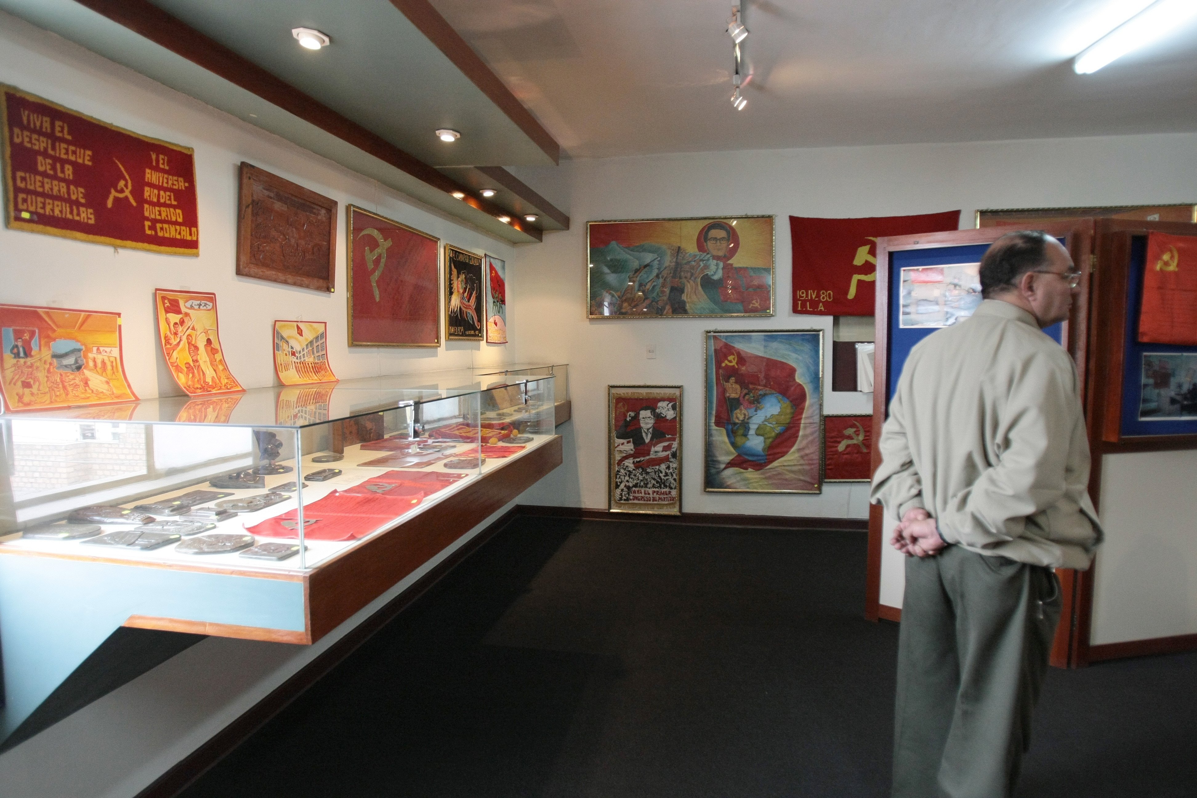 SALA DE EXPOSICIONES. Este espacio reúne piezas vinculadas a los grupos Sendero Luminoso y MRTA. “Legalmente es un ambiente en el cual se encuentran almacenados objetos incriminatorios por el delito de terrorismo”, comenta Oscar Arriola.  (Fotos: Richard HIrano)