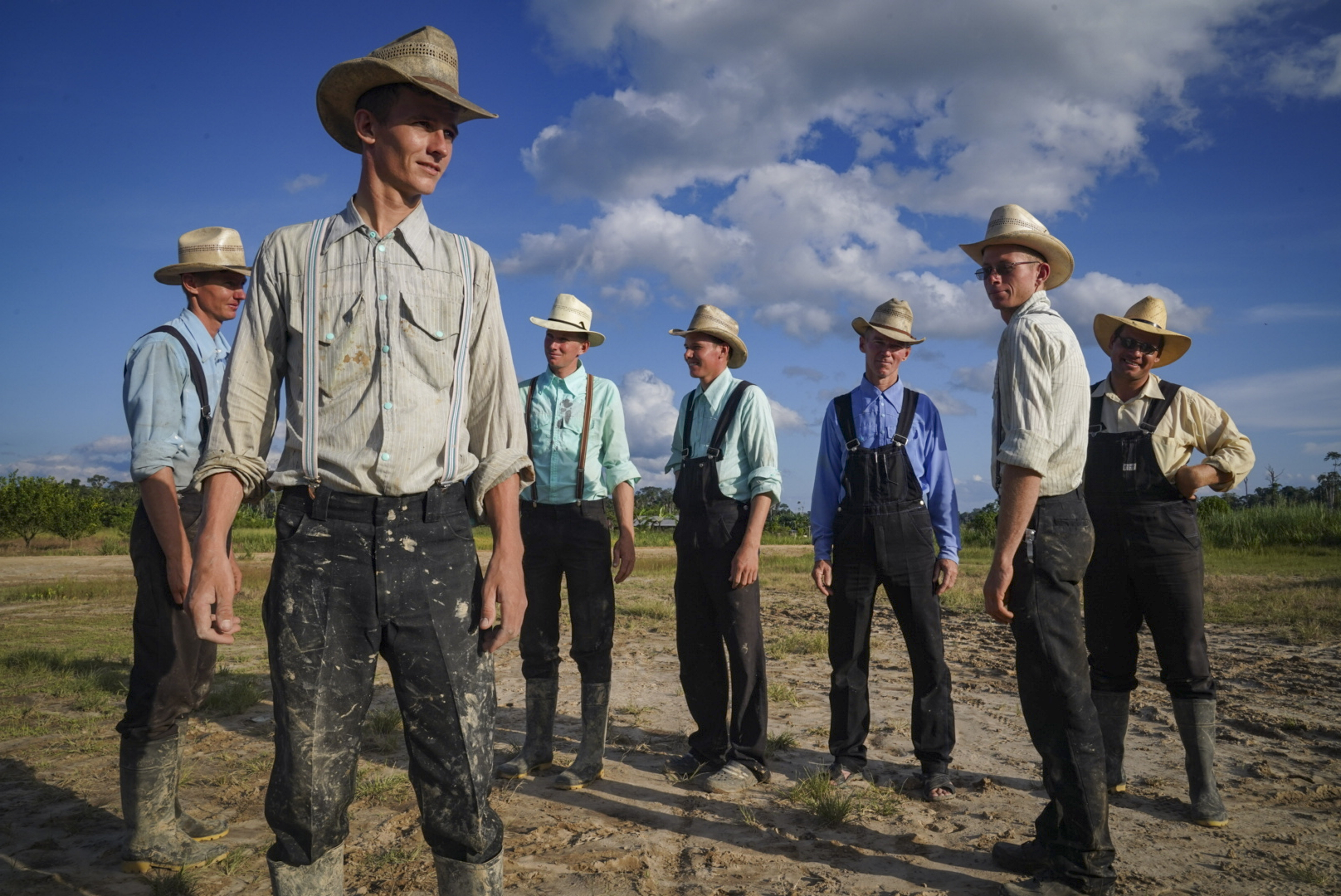 Jóvenes menonitas de la colonia de Vanderland en Tierra Blanca, Loreto. La mayoría nació en Bolivia, aunque son apátridas por naturaleza. Hay una nueva generación de niños y adolescentes nacidos en el Perú.